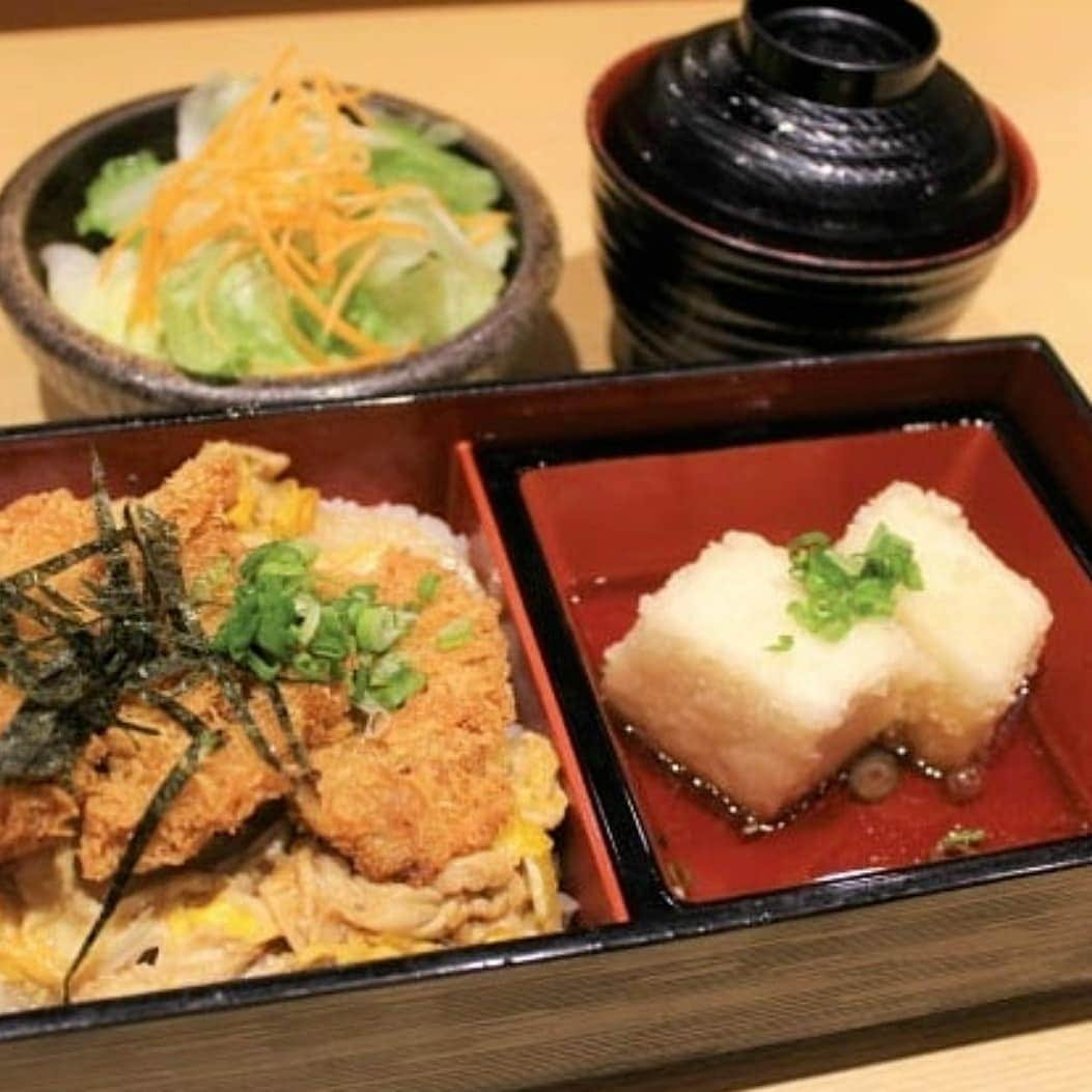 Japan Food Townさんのインスタグラム写真 - (Japan Food TownInstagram)「【New Lunch Bento Promotion at "Tempura Tsukiji Tenka" in Japan Food Town】  What do you prefer to enjoy the lunch during this weekend? You can enjoy varieties of special Bento as a Lunch Set at "Tempura Tsukiji Tenka" in Japan Food Town even if during weekends! Great to enjoy with your families, friends during weekend as affordable and YUMMY.  Lunch Bento Promotion is available weekdays, weekends during lunch time (11am to 3pm daily). You can find the Bento include your favourite main dish such as Chicken Katsu, Tendon, Chicken Teriyaki, Salmon, Unagi, Curry Rice packed into Bento Box as Promotion Set Menu!  Which Lunch Bento will you choose? Ask your families, friends to join and have a big smile with Lunch Bento Promotion at "Tempura Tsukiji Tenka". Japan Food Town is located at 435 Orchard Road, Wisma Atria Unit 04-39/54. Tempura Tsukiji Tenka is located at Wisma Atria #04-42 in Japan Food Town. 【Japan Food Town内の「天ぷら築地天香」の新しいランチ弁当プロモーション】  さあ、楽しい週末ですね！この週末のランチは何を召し上がりますか？  いろんな種類からお好みで選べる弁当セットをランチにいかがですか？ Japan Food Town内の「天ぷら築地天香」の新しいランチ弁当プロモーションは種類も豊富で週末でもご利用頂けますよ。 ご家族やご友人とのオーチャードでもお買い物の合間のランチにもピッタリです。  こちらのランチ弁当プロモーションは平日、週末を問わずにご提供中！（11AM〜3PMのご提供）  チキンカツ、天丼、チキン照り焼き、サーモン、うなぎ、カレー等メインの料理の種類もとっても豊富です。弁当セットになっていますのでボリュームも満足プロモーション価格でとてもリーズナブルにお召し上がり頂けます。  みなさんはこの週末はどのランチ弁当にしますか？ ご家族、ご友人の方々も誘って美味しくてリーズナブルなランチ弁当で笑顔の週末をお過ごしください！  Japan Food Townは435 Orchard Road, Wisma Atria Unit 04-39/54にあります。 天ぷら築地天香はJapan Food Town内、Wisma Atria #04-42にあります。  #tempura #tsukiji #tenka #japanfoodtown #japanesfood #eatoutsg #sgeat #foodloversg 　#sgfoodporn #sgfoodsteps #instafoodsg #japanesefoodsg #foodsg #orchard #sgfood 　#foodstagram #singapore #wismaatria #familylunch #weekendlunch #valentinesday #bento 　#bentobox #lunchpromotion」2月8日 15時08分 - japanfoodtown