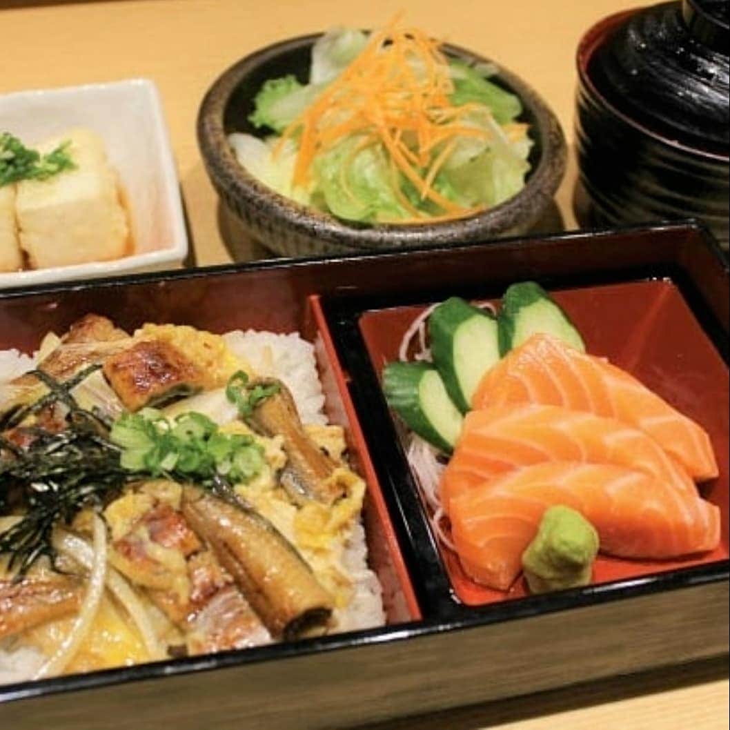 Japan Food Townさんのインスタグラム写真 - (Japan Food TownInstagram)「【New Lunch Bento Promotion at "Tempura Tsukiji Tenka" in Japan Food Town】  What do you prefer to enjoy the lunch during this weekend? You can enjoy varieties of special Bento as a Lunch Set at "Tempura Tsukiji Tenka" in Japan Food Town even if during weekends! Great to enjoy with your families, friends during weekend as affordable and YUMMY.  Lunch Bento Promotion is available weekdays, weekends during lunch time (11am to 3pm daily). You can find the Bento include your favourite main dish such as Chicken Katsu, Tendon, Chicken Teriyaki, Salmon, Unagi, Curry Rice packed into Bento Box as Promotion Set Menu!  Which Lunch Bento will you choose? Ask your families, friends to join and have a big smile with Lunch Bento Promotion at "Tempura Tsukiji Tenka". Japan Food Town is located at 435 Orchard Road, Wisma Atria Unit 04-39/54. Tempura Tsukiji Tenka is located at Wisma Atria #04-42 in Japan Food Town. 【Japan Food Town内の「天ぷら築地天香」の新しいランチ弁当プロモーション】  さあ、楽しい週末ですね！この週末のランチは何を召し上がりますか？  いろんな種類からお好みで選べる弁当セットをランチにいかがですか？ Japan Food Town内の「天ぷら築地天香」の新しいランチ弁当プロモーションは種類も豊富で週末でもご利用頂けますよ。 ご家族やご友人とのオーチャードでもお買い物の合間のランチにもピッタリです。  こちらのランチ弁当プロモーションは平日、週末を問わずにご提供中！（11AM〜3PMのご提供）  チキンカツ、天丼、チキン照り焼き、サーモン、うなぎ、カレー等メインの料理の種類もとっても豊富です。弁当セットになっていますのでボリュームも満足プロモーション価格でとてもリーズナブルにお召し上がり頂けます。  みなさんはこの週末はどのランチ弁当にしますか？ ご家族、ご友人の方々も誘って美味しくてリーズナブルなランチ弁当で笑顔の週末をお過ごしください！  Japan Food Townは435 Orchard Road, Wisma Atria Unit 04-39/54にあります。 天ぷら築地天香はJapan Food Town内、Wisma Atria #04-42にあります。  #tempura #tsukiji #tenka #japanfoodtown #japanesfood #eatoutsg #sgeat #foodloversg 　#sgfoodporn #sgfoodsteps #instafoodsg #japanesefoodsg #foodsg #orchard #sgfood 　#foodstagram #singapore #wismaatria #familylunch #weekendlunch #valentinesday #bento 　#bentobox #lunchpromotion」2月8日 15時08分 - japanfoodtown