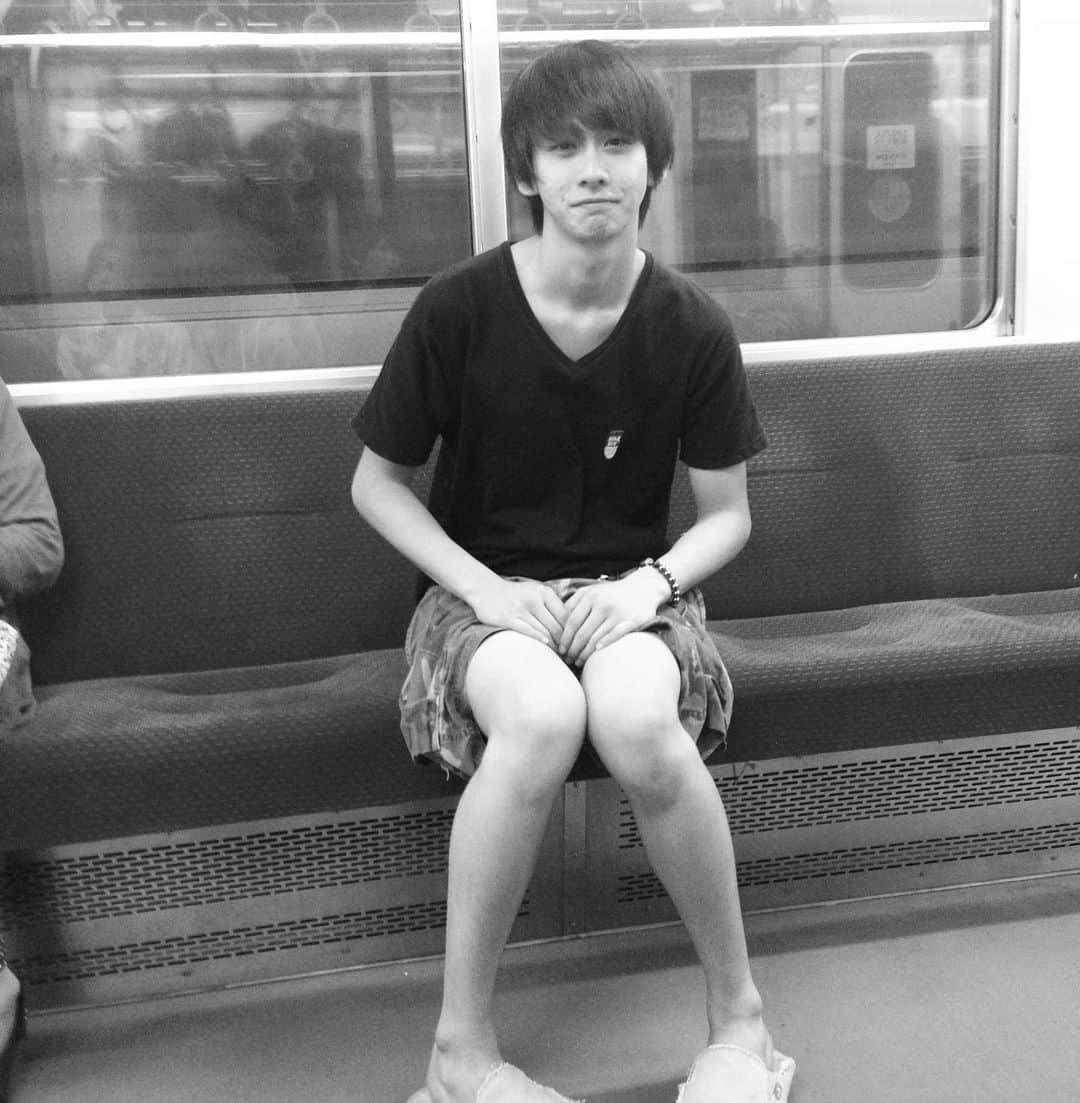 秋元龍太朗のインスタグラム：「18歳のときの写真なんだこれ」