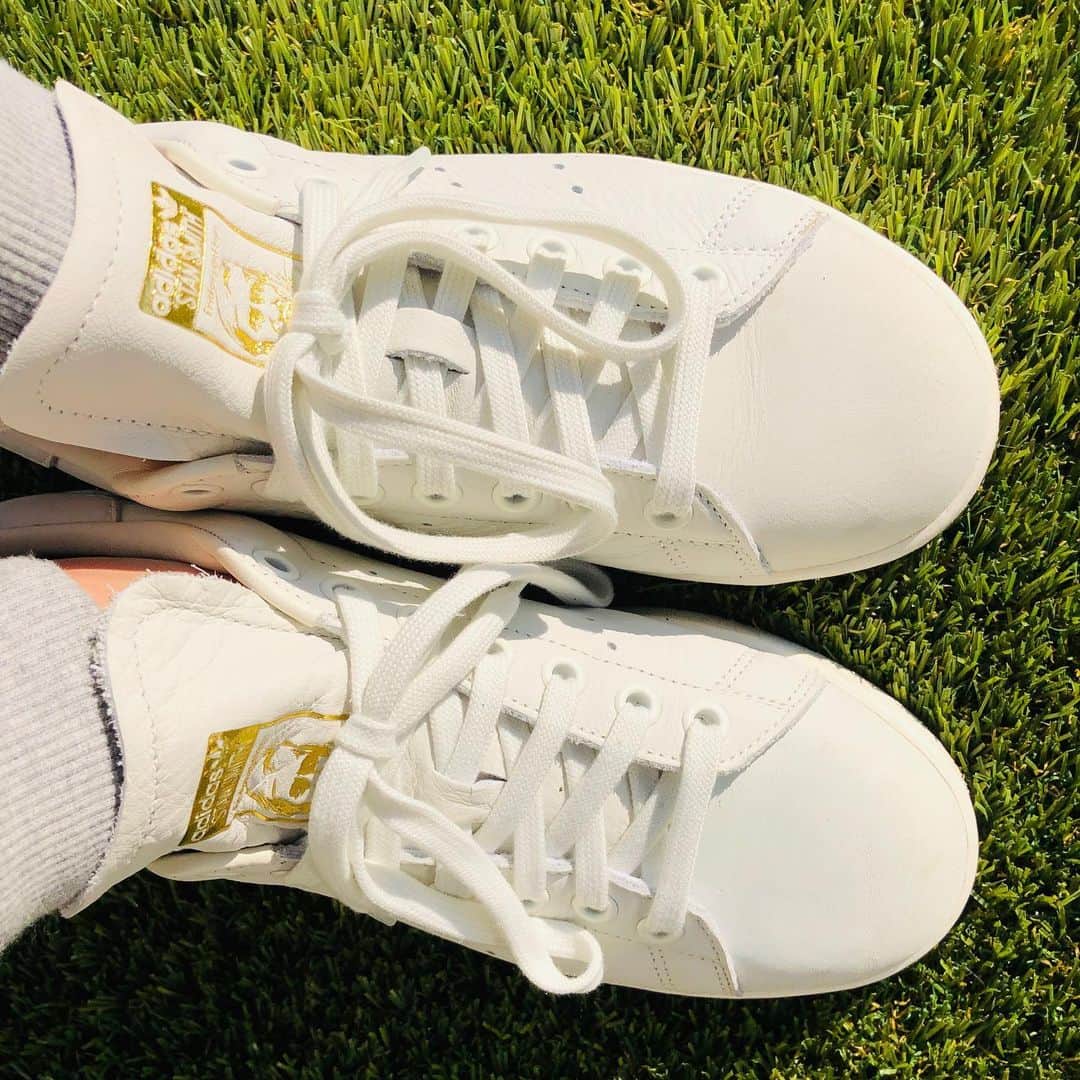 木村真野のインスタグラム：「#adidas #adidastokyo #stansmith  #stansmithpremium #gold #thankyou #adidastwins #スタンスミス　#アディダス　#mayasaya @adidastokyo  @adidas  @stansmithonline」