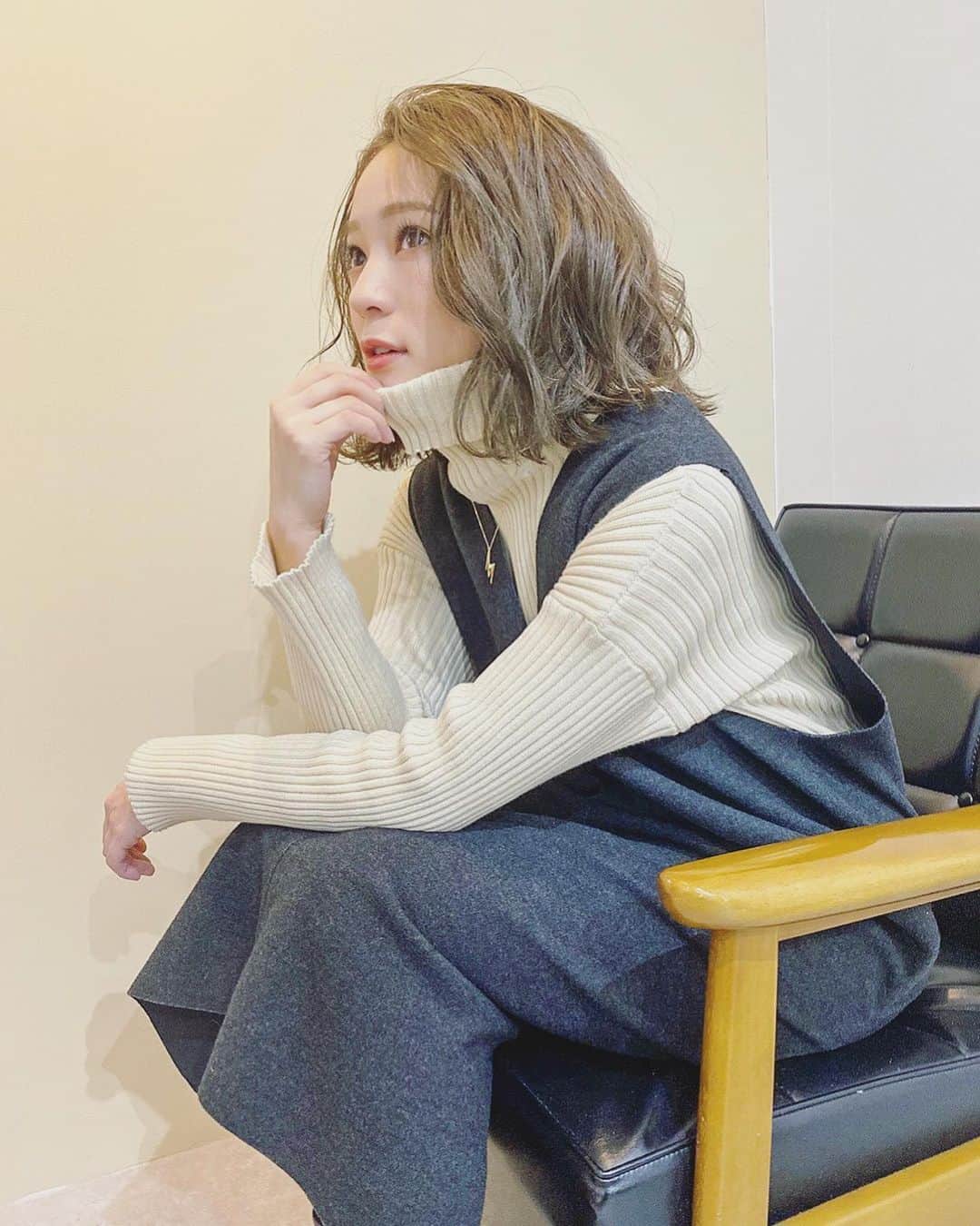 野口和弘のインスタグラム：「chayちゃんメンテナンス。 @chay1023_official . 今回はツアー用に明るめに。サファイアカラーで透明感を。 . #cieca. #chay」