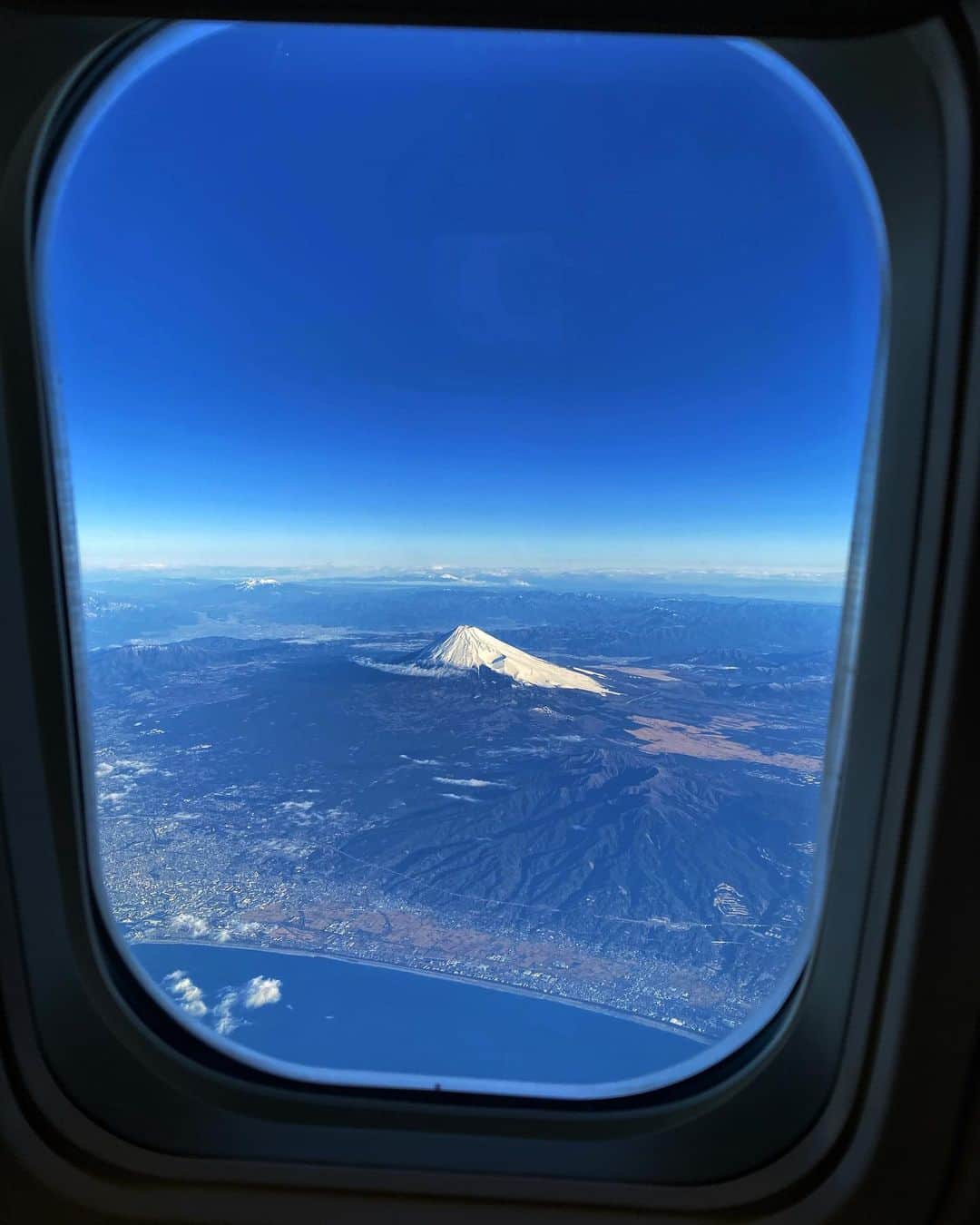 松中みなみさんのインスタグラム写真 - (松中みなみInstagram)「ど迫力 　富士山🗻💫 ・ ・ 九州方面に行く時いつもこれが楽しみ❣️ 今月はあと3回九州行くし嬉しいな♫ ・ ちなみに福岡、沖縄に行く時は 左側の座席💺 宮崎に行く時は右側の座席に座ったら 富士山撮れるよ📸✨✨ ・ 北九州行きは真上だから撮るの厳しい😢 ・ ・ ・ アップにしてもこんなに綺麗に撮れるなんて、、 iPhone11proってすごい🥺💓 ・ 運気上がりそうなので しばらく待ち受けこれにしよっと💫 ・ ・ #富士山 #mtfuji #飛行機からの景色 #ANA」2月8日 15時33分 - minami_matsunaka