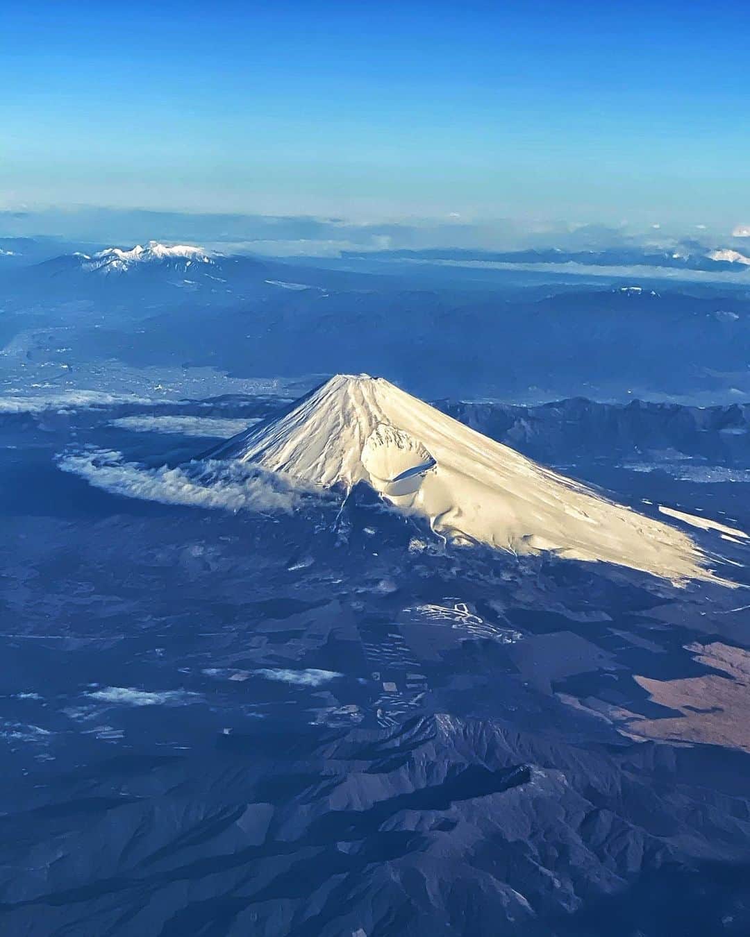 松中みなみさんのインスタグラム写真 - (松中みなみInstagram)「ど迫力 　富士山🗻💫 ・ ・ 九州方面に行く時いつもこれが楽しみ❣️ 今月はあと3回九州行くし嬉しいな♫ ・ ちなみに福岡、沖縄に行く時は 左側の座席💺 宮崎に行く時は右側の座席に座ったら 富士山撮れるよ📸✨✨ ・ 北九州行きは真上だから撮るの厳しい😢 ・ ・ ・ アップにしてもこんなに綺麗に撮れるなんて、、 iPhone11proってすごい🥺💓 ・ 運気上がりそうなので しばらく待ち受けこれにしよっと💫 ・ ・ #富士山 #mtfuji #飛行機からの景色 #ANA」2月8日 15時33分 - minami_matsunaka