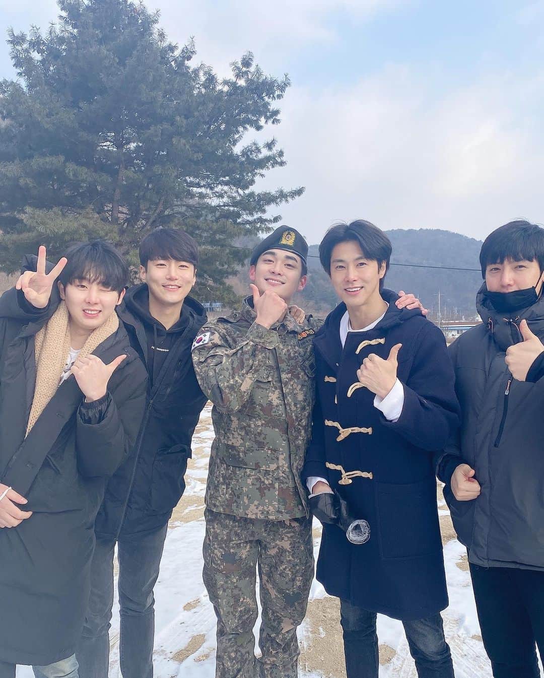 のインスタグラム：「2018년 6월 19일에 입대하여 오늘부로 다시 사회에 돌아오게 되었습니다.  599일이라는 기간 동안 부족한 저를 응원해주시고 가르쳐주시고 이끌어주신 많은 분들 덕분에 27사단에서의 군 생활을 훌륭히 마칠 수 있었습니다. 군 생활을 무사히 잘 마칠 수 있도록 함께해준 좋은 친구들과 응원해주신 모든 분들께 감사의 말씀드리고 싶습니다.  이른 시간인데도 불구하고 나의 소중한 순간을 함께 해준 베스트 형님들, 누나, 동생, 친구들도 너무너무 고맙고  저는 더욱더 성숙하고 늠름한 모습으로 찾아뵐 수 있도록 노력하겠습니다. 감사합니다.」