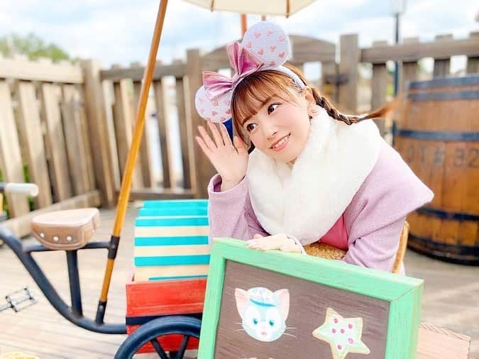初川みなみさんのインスタグラム写真 - (初川みなみInstagram)「#ジェラトーニ　😺🎨💚﻿ ﻿ 絵を描くのが大好きな猫の男の子♡﻿ ﻿ ジェラの色がすきっ！モスグリーンみたいな﻿ 柔らかい緑色が可愛い💕﻿ ﻿ はっつ好きでがよくかぶるベレー帽、ジェラもかぶってる🤭﻿ ﻿ ﻿ #ディズニー #東京ディズニーリゾート #ディズニーリゾート #ディズニー写真部 #ディズニーカメラ隊 #ディズニーコーデ #disney  #disneyresort  #tokyodisneyresort  ##disneylife夢の国 #夢が叶う場所#ディズニーシー #東京ディズニーシー #TDS﻿ #ピンクコーデ　#白ピンクコーデ﻿ #ダッフィー　#ダッフィーフレンズ #ハートウォーミングデイズ　#ケープコッド」2月8日 15時39分 - hatsukaw_aminami