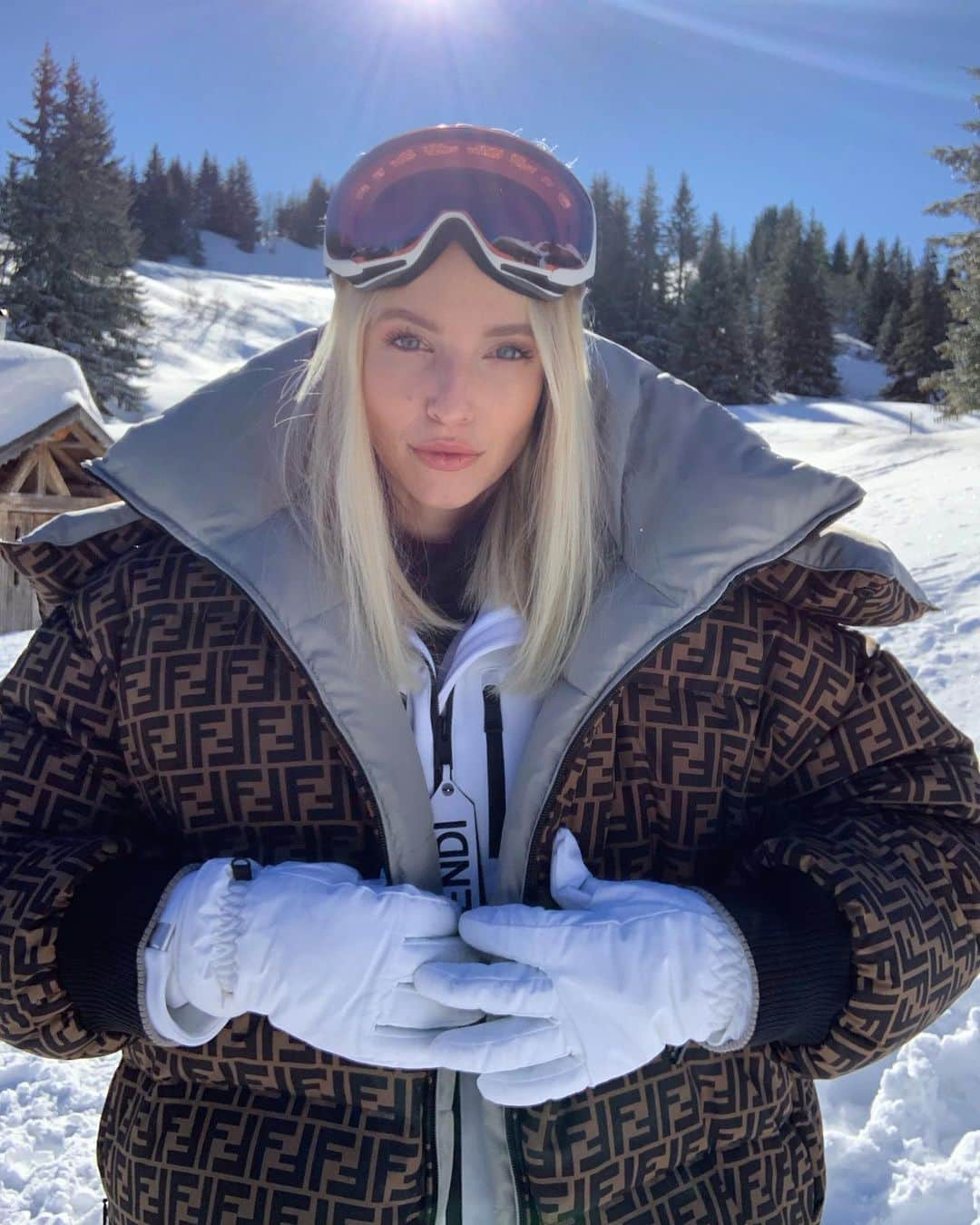 レオニー・ハンネさんのインスタグラム写真 - (レオニー・ハンネInstagram)「Hitting the slopes in @fendi. 🎿  Anzeige/Ad #MercierMoments during the @lauramercier ski school. #Fendi #Courchevel #LauraMercier」2月8日 7時07分 - leoniehanne