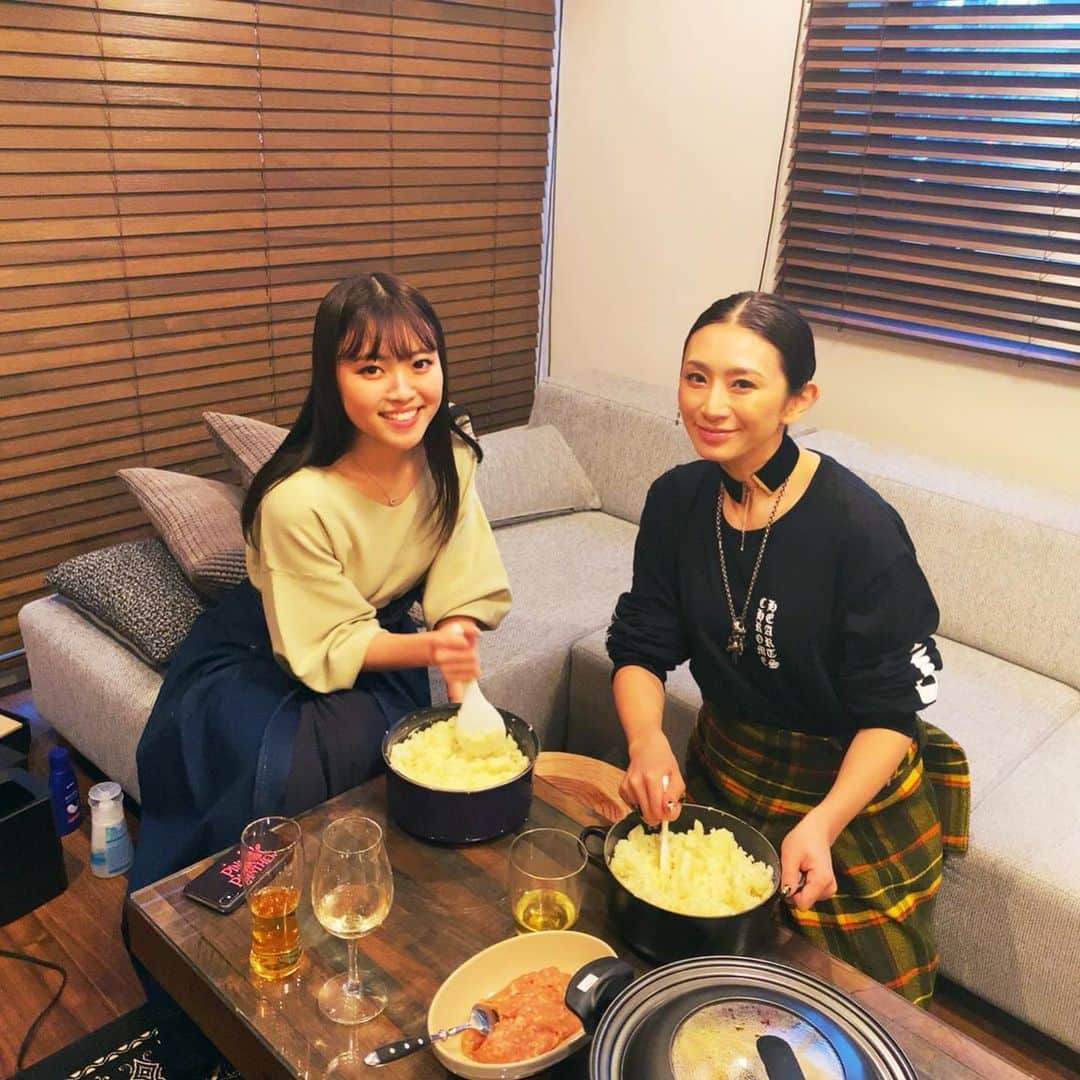 DJ JUICYのインスタグラム：「先月！新年会の時に、久しぶりにコロッケを作りました🙂🧡 親戚のサキちゃんと、マゴビー！と、  3人でコソコソ、、、、🤫🤫🤫 コロッケの中に、茎わかめや、タバスコ、等でロシアンコロッケを作ったのに、、、結果普通に美味しくなっちゃた...😂💦　優しめに作りすぎました💦💦リベンジして、超激辛作りたいなぁ⤴️🔥🔥🔥 昔むかし〜　コロッケ作りにハマってた時期があって🙋🏻‍♀️西麻布交差点でコロッケ屋さんやりたい！って思ってた時がありました😆🙌 その名は、、、【ジューシーコロッケ】🤣🤣🤣🤎 #コロッケ#ロシアンコロッケ #罰ゲーム#ジューシー」