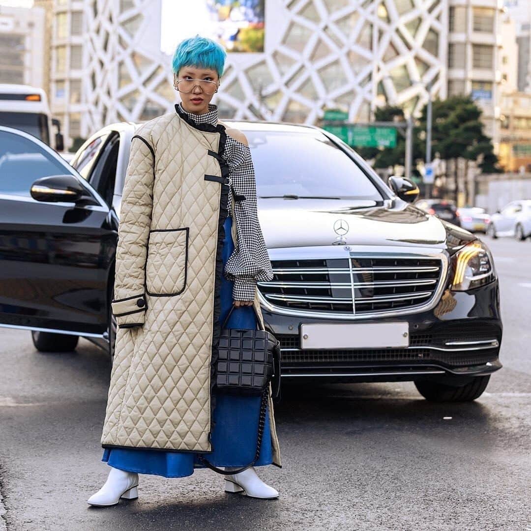 メルセデス・ベンツさんのインスタグラム写真 - (メルセデス・ベンツInstagram)「South Korean style icon @NaraS._ is a regular fixture at fashion weeks around the world, from Seoul to Paris. 🌈 📷 by @PavelNuPaul via @mercedesbenzfashion #MercedesBenzFashion #MercedesBenz #SeoulFashionWeek #MBStreetstyle #Streetstyle #PaulJeong #PavelNuPaul #NaraS #Seoul #Korea #SeoulStyle」2月8日 7時55分 - mercedesbenz