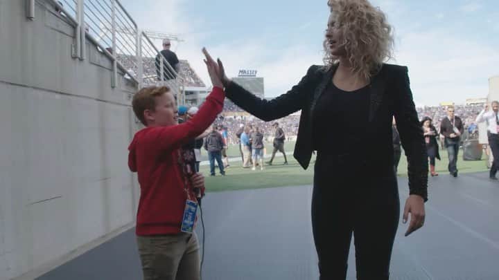 トーライ・ケリーのインスタグラム：「got to chat w/ the young legend @braydonbentpage @ the probowl! hope to see you again when my tour rolls through the UK!!!💫 btw @celinedion if you’re seeing this ilysm 👑」