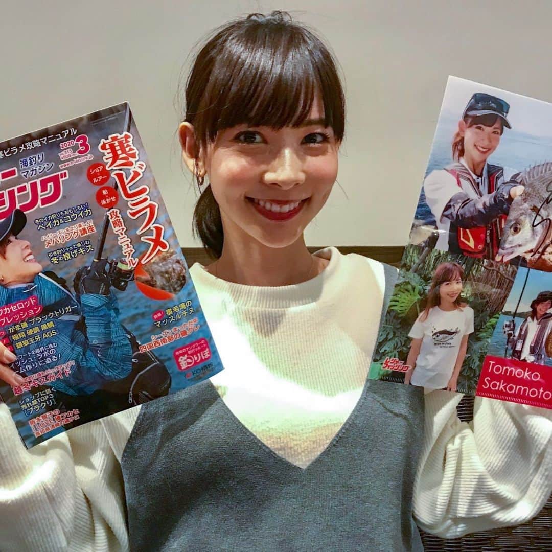 レジャーフィッシングさんのインスタグラム写真 - (レジャーフィッシングInstagram)「フィッシングショー大阪2020、本日から一般公開！  レジャーフィッシングブースでは、レジャーフィッシング最新の3月号をはじめとして、各書籍を販売いたします。  そして！ 阪本智子さんオリジナルTシャツ、キャップ、ステッカーなどグッズを販売いたします！  ブースにてレジャーフィッシング3月号、そのほかの書籍（一部書籍のぞきます）お買い上げの方には阪本智子オリジナルクリアファイルをもれなくプレゼント！  うれしい当たりも入っていますので買ってのお楽しみです♪  Tシャツ、キャップをお買い上げいただくと、なんと新作のサイン入りステッカーをプレゼント！ こちらは1日30名先着ですのでお早めに！  #阪本智子 #フィッシングショー大阪」2月8日 7時53分 - leisurefishing