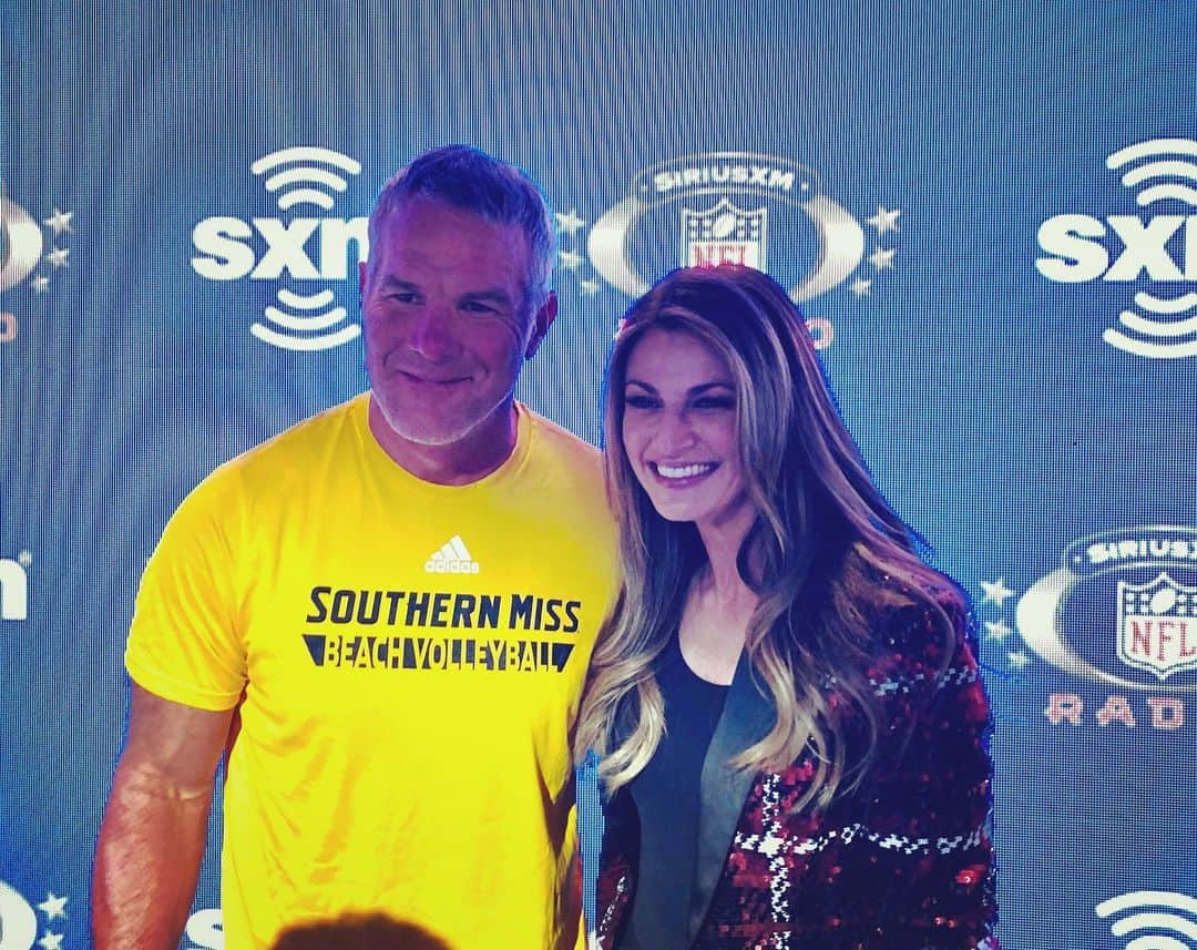 エリン・アンドリューズのインスタグラム：「Ya the lighting isn’t great..BUT WHO CARES!!!!! This is THE QB my Dad @steveandrewswfla loved, so I grew up rooting for him too. I finally got to tell @brettfavre this in Miami, and I’m sure I weirded him out. My smile says it all! This smile happens when your #GirlDad teaches you to be a passionate fan. Thanks for the time Brett!! Wish you could’ve been there Daddy!!」