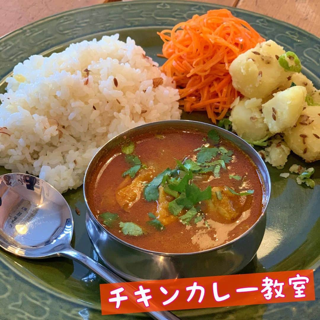 Sayaka.Mさんのインスタグラム写真 - (Sayaka.MInstagram)「. #curry love🍛😆 . . 1月、2月とカレー教室に 3700円 . こちらの教室は手に入りづらい スパイスは使わないという、コンセプト . #チキンカレー #ベジタブルカレー . からなる、チキン編、ベジ編受けてきました〜👏 . 5品ずつ教えていただきましたが どれも簡単で美味しい✨ 即家でリピート . . 昨日も自作スープカレー で2食 前日は、カレー教室とソウルストアで2食 カレーしか食べてない...🤣 . カレー教室でない日は、カレー屋さんとして営業されています。　子連れ可 . 詳細はYouTubeに動画あげてます 気になる方は見てみてね (プロフィール下にリンク) https://youtu.be/XZjSRNkM03I . . Curry&Spice #payokay 070-4452-3127 #北海道 #札幌市豊平区 豊平2条4-1-43  https://tabelog.com/hokkaido/A0101/A010303/1060785/ . =============== 私の食べ歩きの記録は Gourmet food information 제 외식기록 ↓↓↓ #sayaka動画 =============== . #カレー教室 #札幌カレー #インドカレー #札幌情報 #札幌子連れ #カレスタグラム #カレー好きな人と繋がりたい #パヨカイ #ゲストハウスwaya #カレーは飲み物 #カレーは正義 #札幌食べ歩き #北海道グルメ #札幌ママ #北海道ママ #札幌ママと繋がりたい #スープカレー 好きもはまる#料理教室 #料理教室札幌 #北海道食べ歩き #札幌インドカレー #カレー中毒 #カプサイシンパワー」2月8日 8時05分 - insta.sayaka