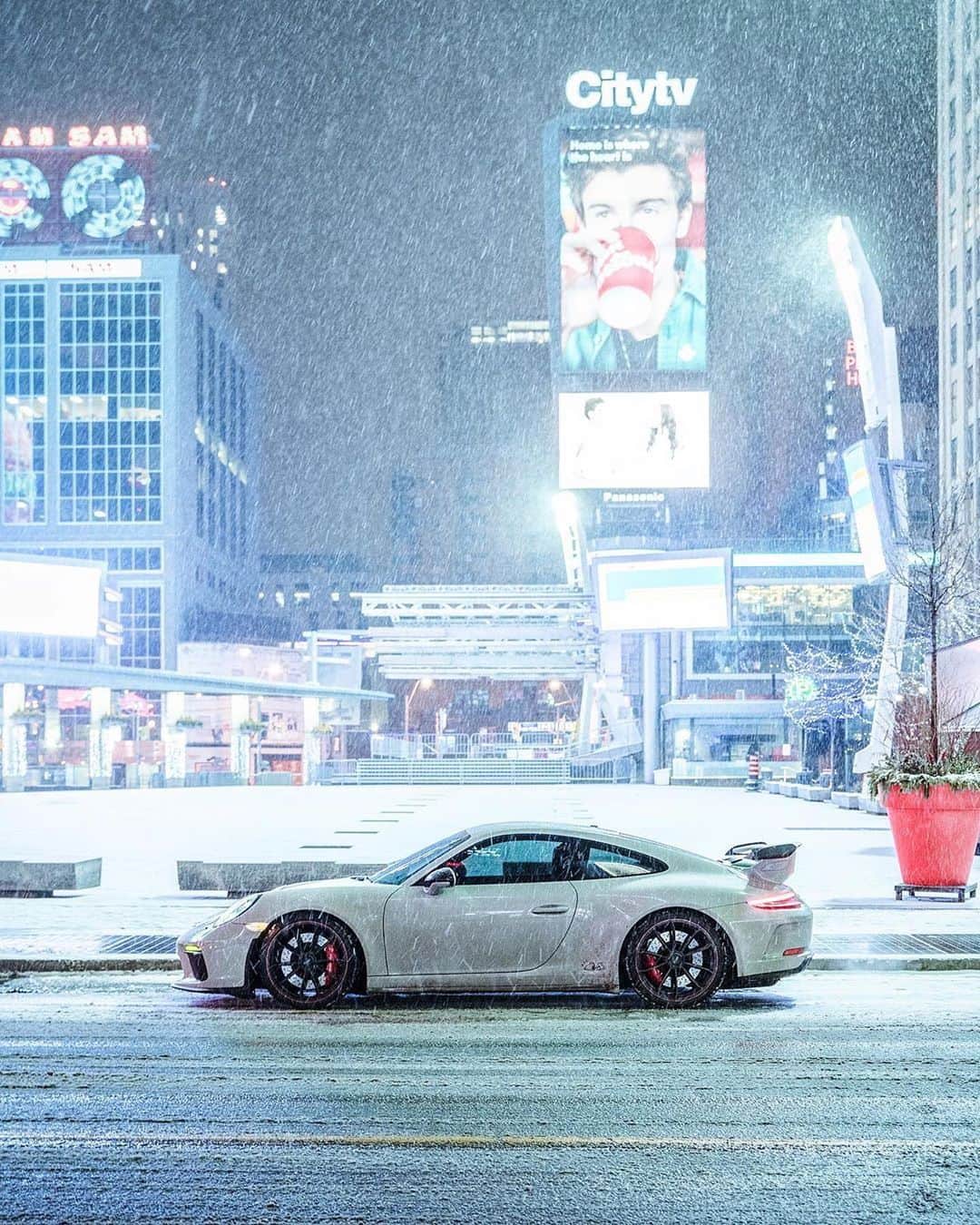 CarsWithoutLimitsさんのインスタグラム写真 - (CarsWithoutLimitsInstagram)「Winter driven 911 GT3  Owner @yyzcurator  Photo @zachbrehl  #carswithoutlimits #911gt3」2月8日 8時10分 - carswithoutlimits