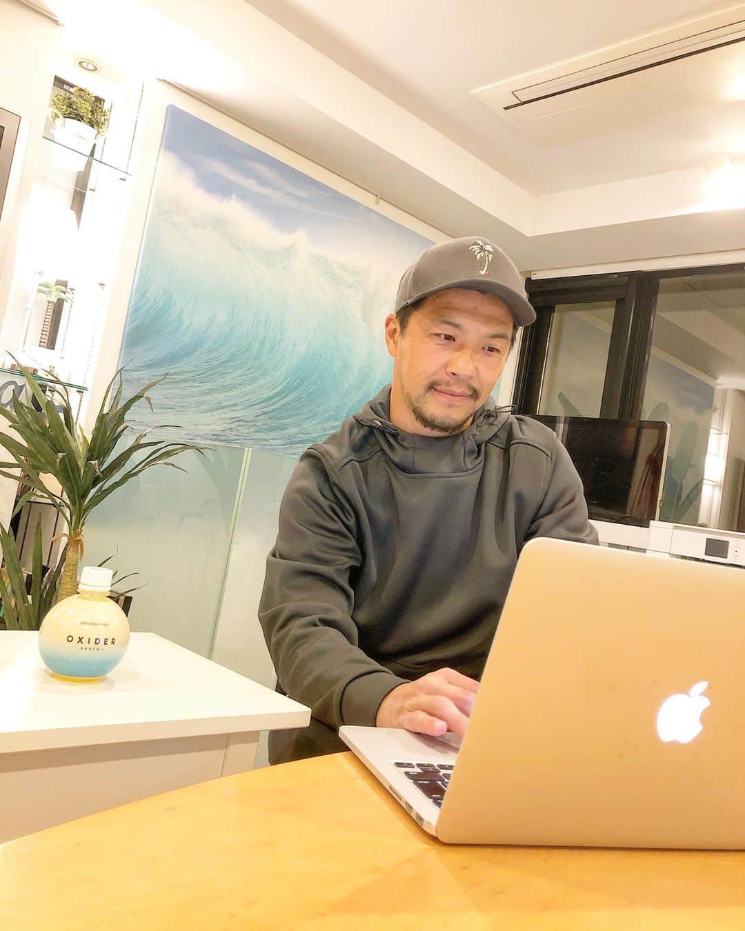 君島良夫のインスタグラム：「毎年ウィルス対策はOxider🧂 今年は中国からもとんでもないウィルスが来ているし、できる限りの対策をしましょ。 @oxider_clo2lab  #オキサイダー #oxider #空気を衛生的に変える #インフルエンザ対策 #感染予防  #子育てパパ #pr」