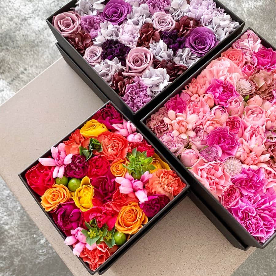 吉田美紀さんのインスタグラム写真 - (吉田美紀Instagram)「・ ・ Have a great weekend˚✧ ・ カラフルなフラワーボックス！ ・ シンプルなお部屋に春がきた💐 ・ お花に囲まれて 最高の気分で週末がスタートです♬ ・ ・ #gm #weekend #flowers #flowerbox #flowerboxes #colorful #nicolaibergmann #週末 #お花 #フラワーボックス #ニコライバーグマン #ニコライバーグマンフラワーボックス #お花のある暮らし #よい週末を」2月8日 8時24分 - miki__yoshida
