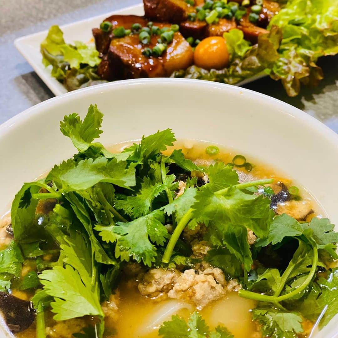 水木一郎さんのインスタグラム写真 - (水木一郎Instagram)「ベトナム料理のベトナム北部のお雑煮バイン・ドゥック・ノンと豚肉のココナッツ煮。お雑煮にパクチーが良く合ってたZ! そして締めは柚と豆乳のフオー。寒い夜に身も心も温まりました。 #dinner #ベトナム料理  #柚と豆乳のフオー #豚肉のココナッツ煮 #バインドゥックノン  #水木一郎 #ichiromizuki」2月8日 8時52分 - ichiromizuki