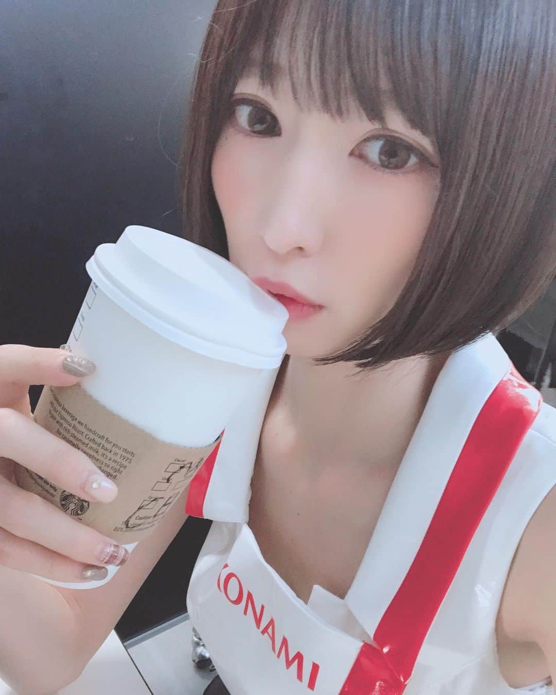 のインスタグラム：「おはよう土曜日！ 早くもたくさんの方が並んでいるアミューズメントエキスポ🎮 私のオススメは、大学生のころ岡山駅前のゲーセンで1人で延々とやってた音ゲー『jubeat』(笑) 今日のスケジュールは後ほどツイートするねー！  #JAEPO2020 #KONAMI #jubeat」