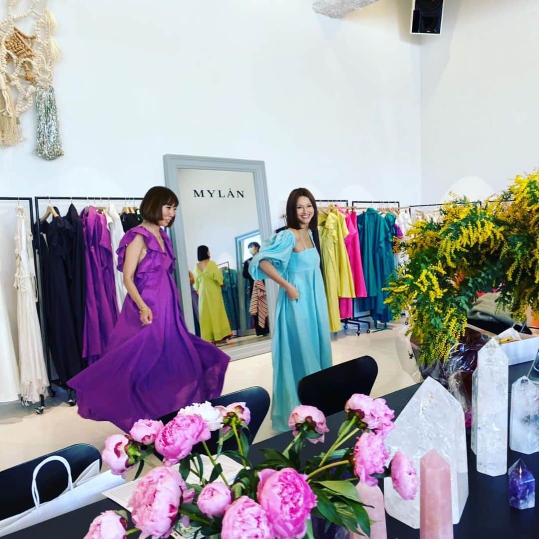 橋本麗香のインスタグラム：「@keikosasaki_mylan  #マイラン　の展示会に行って来ました🤍 華やかで清らかな空気が流れるこの場所は🧚🏻 異世界で、幸せが集まる場でした💜 ． 染料や生地にも愛とこだわりが感じられ、 着ているだけで浄化作用のある素晴らしいお洋服の数々にうっとり💖 ． 外は寒いけれど、心は春🌷 ． 今日も心華やぐ一日であります様に✨」