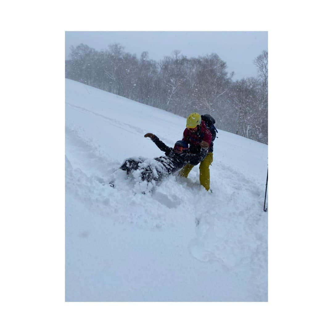 竹内智香さんのインスタグラム写真 - (竹内智香Instagram)「........... 3泊4日のニセコ旅。 天気にも雪に仲間にも恵まれた 最高の4日間でした😊  スノーボードを始めた時の 原点へ戻った気がする😍  初日はオープン前に 圧雪コースを アルペンボードで撮影📸  2日目はCAT Tourで  山を貸切に贅沢に パウダーを8本。  3日目は ファーストトラックで プライベートツアー。  競技にどっぷり居た20年間で スノーボードが好きなのか？ オリンピックが好きなのか？ 自分でも よく分からなくなっている今 今回のニセコをキッカケに "スノーボード行こう" と思えるようになった事が すごく嬉しい🤗  そして 安全に楽しく、 素晴らしいスポットへ連れて行ってくださった ガイドの皆さま ありがとうございました🙇🏻 #NISEKO #NisekoVillage #JAPOW #SNOWBOARD」2月8日 9時21分 - tomoka_takeuchi