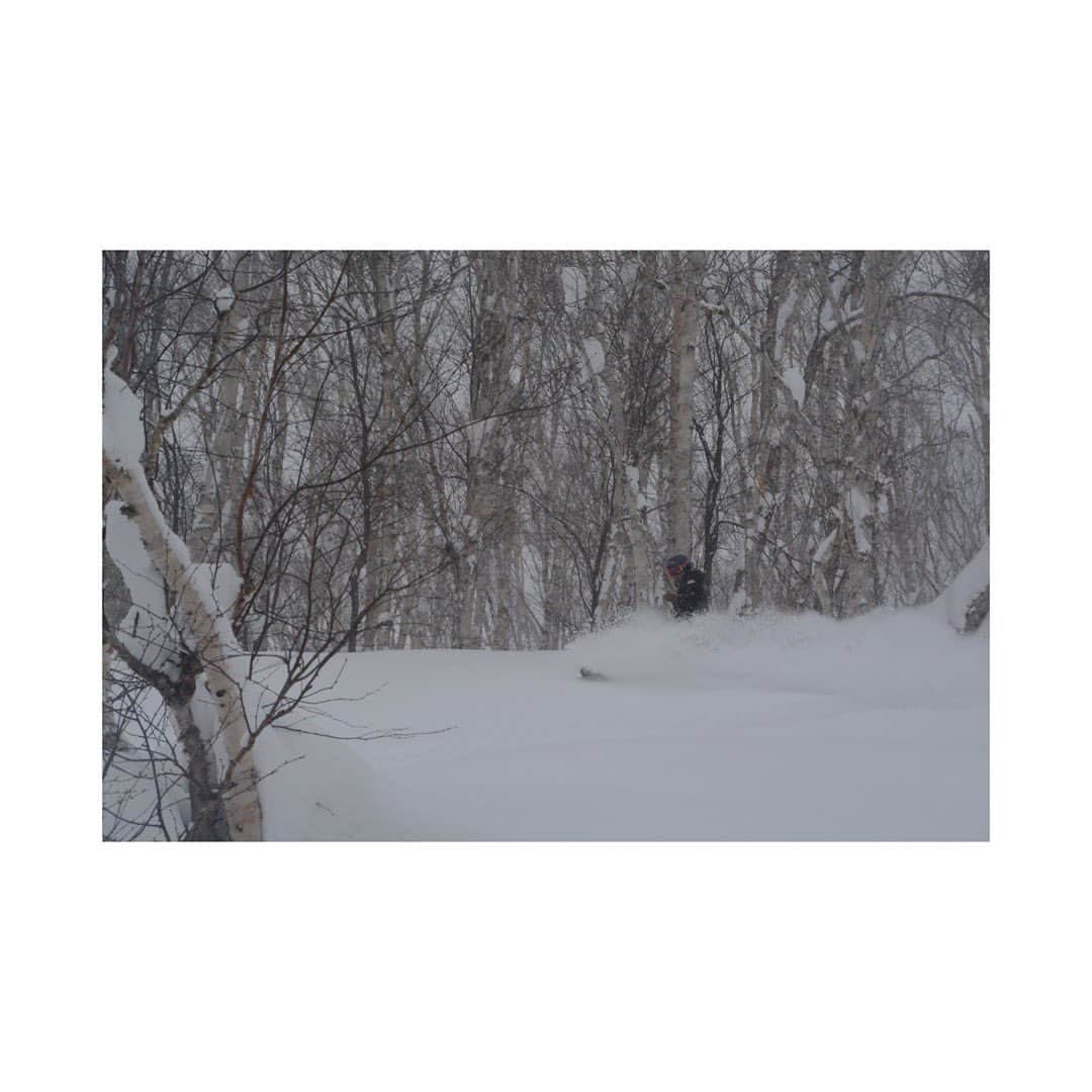 竹内智香さんのインスタグラム写真 - (竹内智香Instagram)「........... 3泊4日のニセコ旅。 天気にも雪に仲間にも恵まれた 最高の4日間でした😊  スノーボードを始めた時の 原点へ戻った気がする😍  初日はオープン前に 圧雪コースを アルペンボードで撮影📸  2日目はCAT Tourで  山を貸切に贅沢に パウダーを8本。  3日目は ファーストトラックで プライベートツアー。  競技にどっぷり居た20年間で スノーボードが好きなのか？ オリンピックが好きなのか？ 自分でも よく分からなくなっている今 今回のニセコをキッカケに "スノーボード行こう" と思えるようになった事が すごく嬉しい🤗  そして 安全に楽しく、 素晴らしいスポットへ連れて行ってくださった ガイドの皆さま ありがとうございました🙇🏻 #NISEKO #NisekoVillage #JAPOW #SNOWBOARD」2月8日 9時21分 - tomoka_takeuchi
