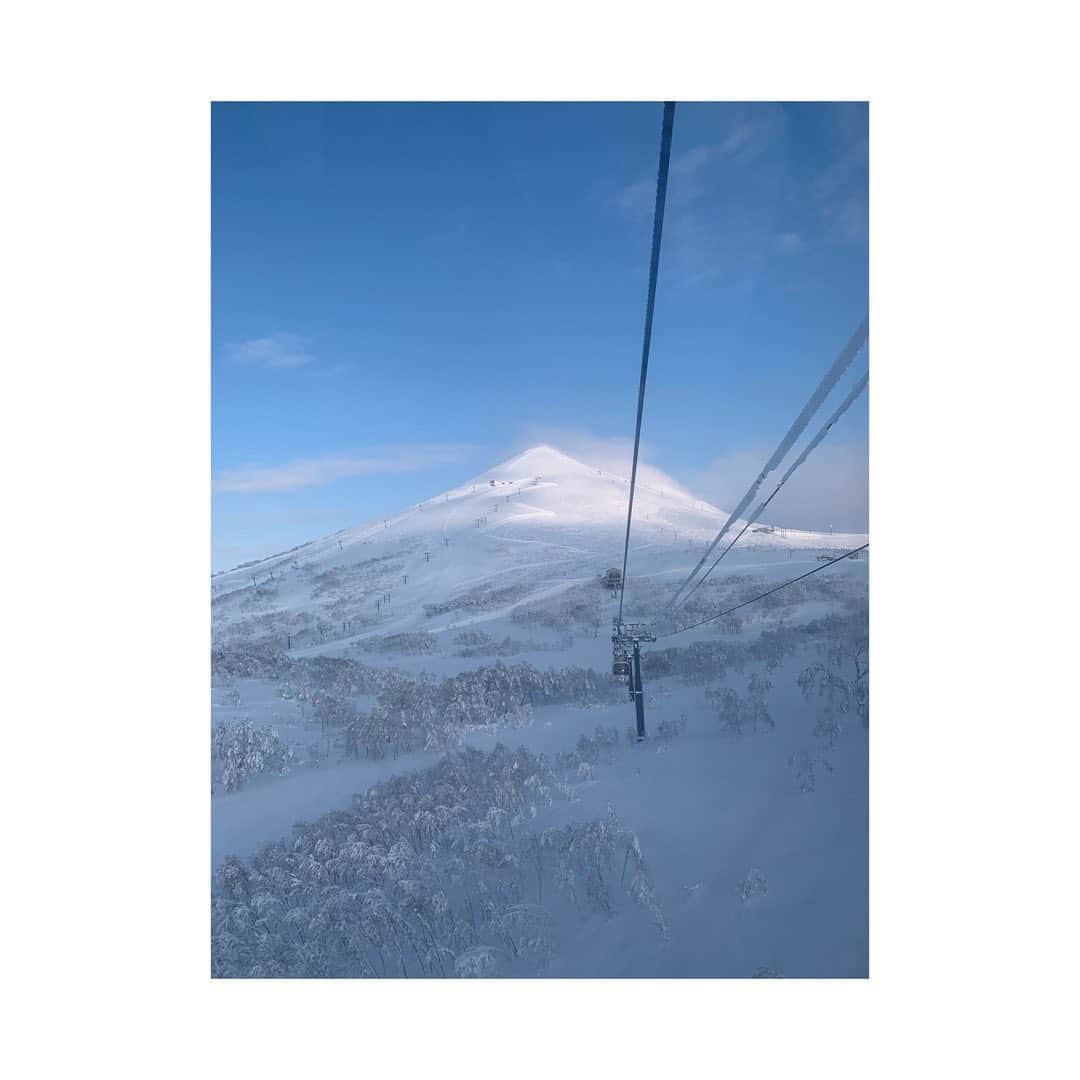 竹内智香のインスタグラム：「........... 3泊4日のニセコ旅。 天気にも雪に仲間にも恵まれた 最高の4日間でした😊  スノーボードを始めた時の 原点へ戻った気がする😍  初日はオープン前に 圧雪コースを アルペンボードで撮影📸  2日目はCAT Tourで  山を貸切に贅沢に パウダーを8本。  3日目は ファーストトラックで プライベートツアー。  競技にどっぷり居た20年間で スノーボードが好きなのか？ オリンピックが好きなのか？ 自分でも よく分からなくなっている今 今回のニセコをキッカケに "スノーボード行こう" と思えるようになった事が すごく嬉しい🤗  そして 安全に楽しく、 素晴らしいスポットへ連れて行ってくださった ガイドの皆さま ありがとうございました🙇🏻 #NISEKO #NisekoVillage #JAPOW #SNOWBOARD」