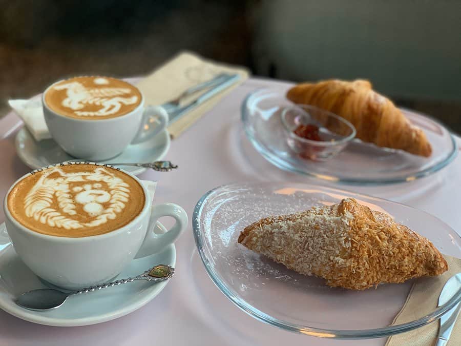 芽華ららさんのインスタグラム写真 - (芽華ららInstagram)「🐘☕️🐘☕️🐘﻿ ﻿ good morning Bangkok ﻿ ﻿ ホテルの近くにあった可愛いカフェでモーニング🐘☀️﻿ フラットホワイトにココナッツクロワッサン☕️💕﻿ 楽しすぎたタイ🐘🇹🇭﻿ 今度はゆっくり行きたいなぁ🥺❣️﻿ ﻿ ﻿ ﻿ #thailand#travel#bangkok#sightseeing#breakfast#cafe#cute#flatwhite#croisson#cawaii #タイ#タイ旅行#バンコク観光#母娘旅#カフェ#フラットホワイト#ラテアート#クロワッサン#ららトラベル #海外編#raratravelgram#rarastgram #❤️ ﻿」2月8日 9時26分 - rara.world