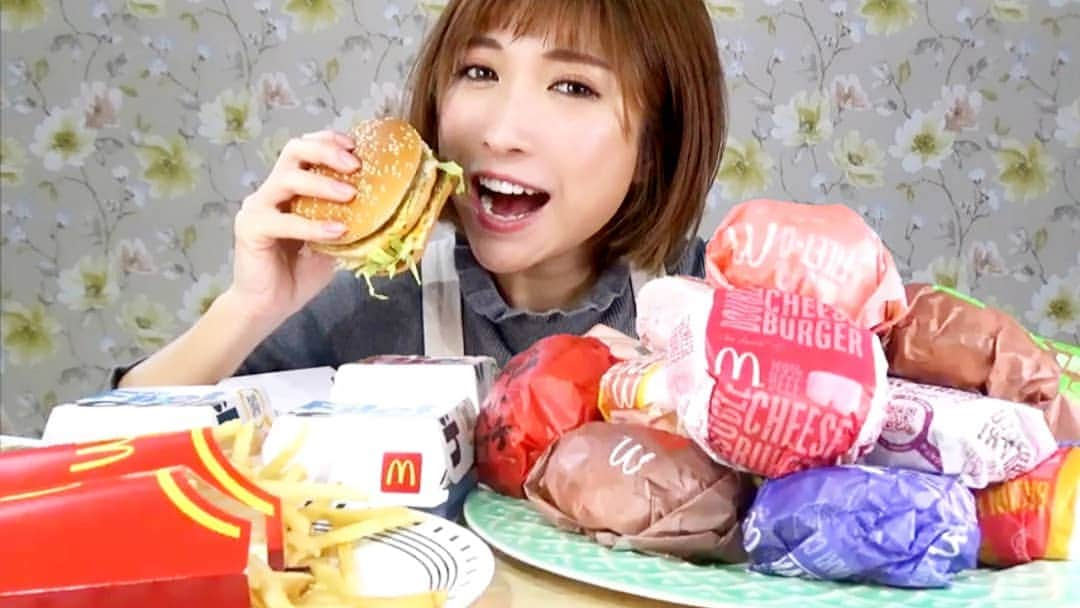 石関友梨さんのインスタグラム写真 - (石関友梨Instagram)「YouTube！マクドナルドのハンバーガーの夢の食べ放題！超ハイカロリー！  ちょっと長いけど 頑張って観てね♪  #プロフィールからyoutube飛べます  #大食い #マック #マクドナルド #食べ放題 #ハンバーガー食べ放題 #チーズバーガー #てりやきマックバーガー #マックフライポテト #フィレオ #ベーコンレタスバーガー #1万キロカロリー超 #勝手に食べ放題 #大食いYouTuber」2月8日 9時29分 - yurimorico