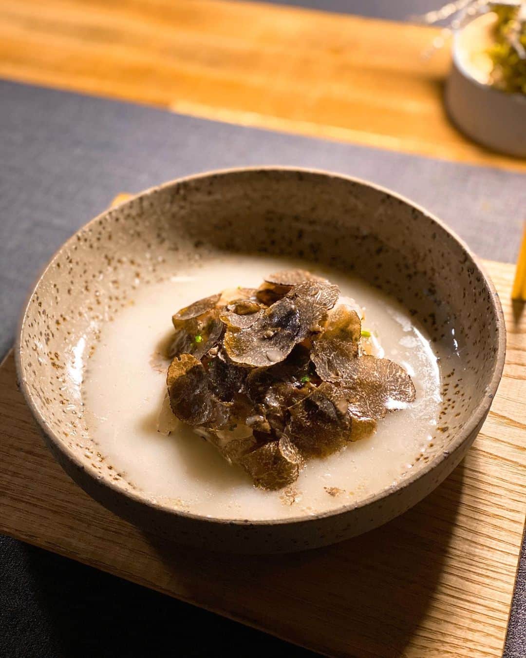 秋山具義さんのインスタグラム写真 - (秋山具義Instagram)「EAT KANAZAWA 2020で、﻿ 世界の最高峰のシェフが料理を振る舞うというコンセプトの金沢『A_RESTAURANT』で、﻿ シンガポール『レストラン・アンドレ』のアンドレ・チャン シェフをメインに、『銭屋』高木慎一朗さんもコラボして、seccaの器で食べるというスペシャルディナー。﻿ 「六」「霧」「生」「鮮」「雨」「真」「雪」「継」というテーマで繰り広げられる魔法のような料理、どれも新しく、素晴らしく美味しかった！！！﻿ ﻿ #EATKANAZAWA #アンドレチャン #andrechiang #secca #具義金沢2020」2月8日 9時50分 - gugitter