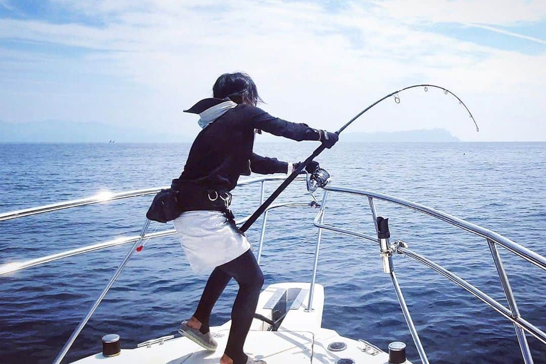スーパーナブラのインスタグラム：「． ． 引きずり込まれる0.1秒前のキャプチャ😅 ． クロマグロのキャスティングゲーム✨ 本日夜！ 2月8日(土) 19時00分より プレミア公開させていただきます😊 ． 一緒に釣りをしてるような映像にしたくて 2回目以降の再生で意味不明になると思うけど テロップを一切いれず強行します😳 お話ししながら進めていきたいので お時間あればぜひぜひ遊びに来てください ． 釣りをしている中で不明な点などがあれば その場でわたしに聞いてくださいね✨！ ． 今回は珍しく釣具店からはじまって クロマグロ(本マグロ)２本かけますよ⚡️ ． 🍜おしらせ🍜 動画をYouTubeに投稿しました YouTubeからスーパーナブラで検索か Instagramの自己紹介欄中のURLから みてもらえたらうれしいです💕 ． 🍜 🍜おしらせ🍜 🍜 明日土曜19時より クロマグロのキャスティングゲーム プレミア放送します！ 必ず釣れますのでぜひ見てね😊 ． #佐藤偉知郎#SOULS#青森#マグロ #東北#風景#海#温泉#旅館#ホテル#和食 #グルメ#露天風呂#足湯#GW#車中泊 #景色#釣り#ブラックバス#バス釣り #発見#おでかけ#女子旅#ツーリング#魚 #自然#釣り#釣りガール#YouTube#旅」