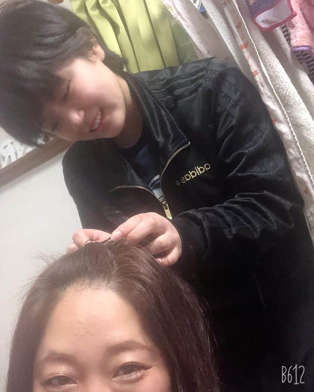 美奈子さんのインスタグラム写真 - (美奈子Instagram)「おはようございます(❁˘ ˘❁) 髪の毛が 言うことをききません。 伸ばし途中だから 中途半端だし。。。。 やだぁ。。 早く伸びないかなあ。  本日のヘアアレンジはきららがやってくれています。  さあ なぜ髪の毛をいじられると眠くなるのでしょう。。。 さーて 今日もニコニコの1日になりますように( *´艸｀) #髪の毛が言うことを聞かない #ギブアップ #救世主登場 #きらら！！ #ありがとう #美奈子」2月8日 10時12分 - minako_official