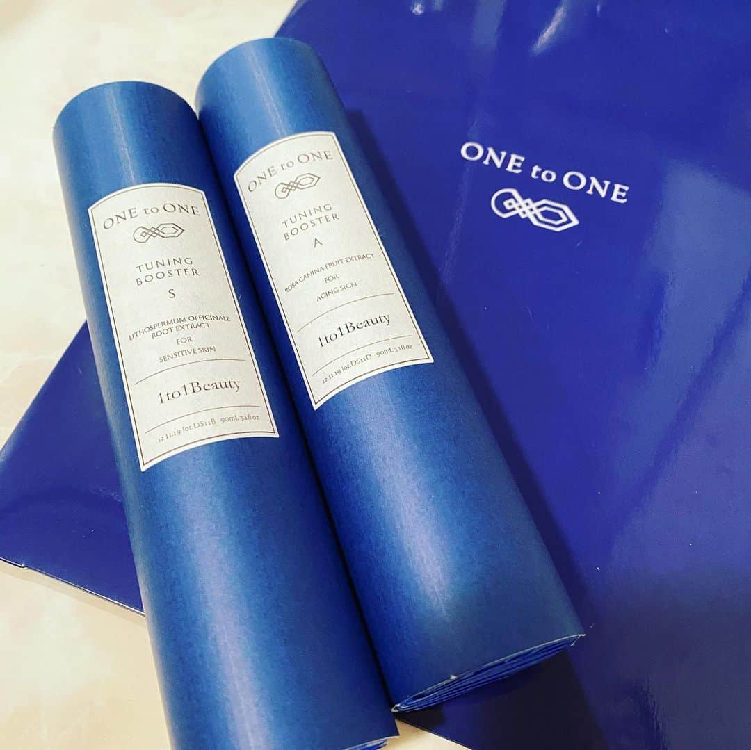 牛窪万里子さんのインスタグラム写真 - (牛窪万里子Instagram)「桃谷順天館グループのパーソナライズドスキンケアブランド「ONE to ONE Beauty」  One to One 一人一人の肌の質に合わせたオーダーメイドコスメ  好きな成分と香りをセレクトし、約9億通りの中から自分に合った化粧品をカスタム  2種類のブースターを試しています  肌の状態によってどちらかをセレクト  美しい青のグラデーションボトルに入った導入美容液でモチベーション上がります！  しっかり浸透して肌馴染みがいいブースター  #onetone  #ブースター #美容 #コスメ #スキンケア #オリジナルスキンケア  #桃谷順天館  #beauty @one_to_one_beauty」2月8日 10時23分 - mariko_ushikubo