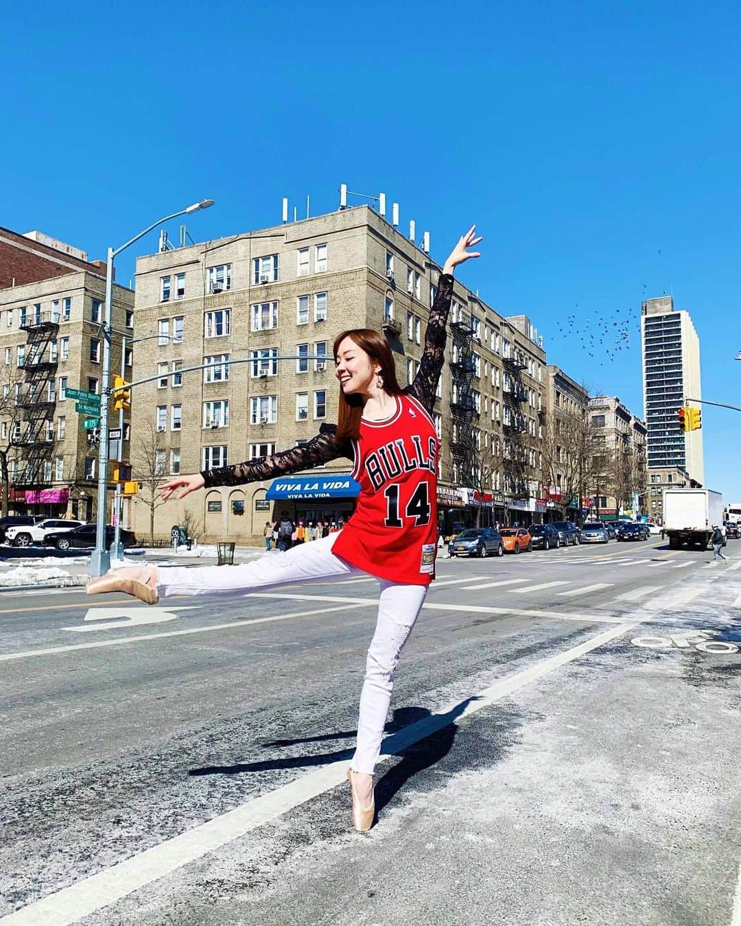 メロディー・モリタさんのインスタグラム写真 - (メロディー・モリタInstagram)「Happy Friday!! It's a week till NBA All-Star 2020 in Chicago🙌 Striking a pose with a throwback Bulls jersey that was gifted to me by @NBA😄🏀 Swipe for behind the scenes of interviewing some of the players at last year's All-Star Weekend!✨ * Nine players will be making their debut as an All-Star this year, so we'll be able to see a great mix of veteran and young players on the court. For the Rising Stars Game, Rui Hachimura will be playing for Team World as the first Japanese player ever! can't wait to see what he'll show on the court🔥 * This year's ASG will be especially be a memorable and heartfelt one for each and every NBA player and fan around the world as we all unite, embrace, and honor Kobe Bryant and his daughter Gianna. * NBAオールスター・ウィークエンド 2020まで、あと1週間‼️ 今回はシカゴで開催という事で、NBAから頂いたブルズのスローバック・ジャージーを着てバレエポーズ✨ * 今年のオールスターゲームは全メンバー24人のうち初出場の選手が9人！ベテラン選手と若手選手のバランスが良く、世代の融合が見られます。 * ライジングスター戦には、Team Worldに史上初の日本人プレイヤー八村累選手が出場します。彼の素晴らしいプレーに大注目です！ * そして今年は、コービー・ブライアントさん、ジアーナちゃんたちをhonorする特別なフォーマットで試合が行われ、選手＆ファンの一人ひとりがたくさんの想いを抱きながらの大切なオールスターゲームとなります。 #NBA #NBAAllStar #courtside #interviews #MelodeeMoritaballet」2月8日 10時32分 - melodeemorita