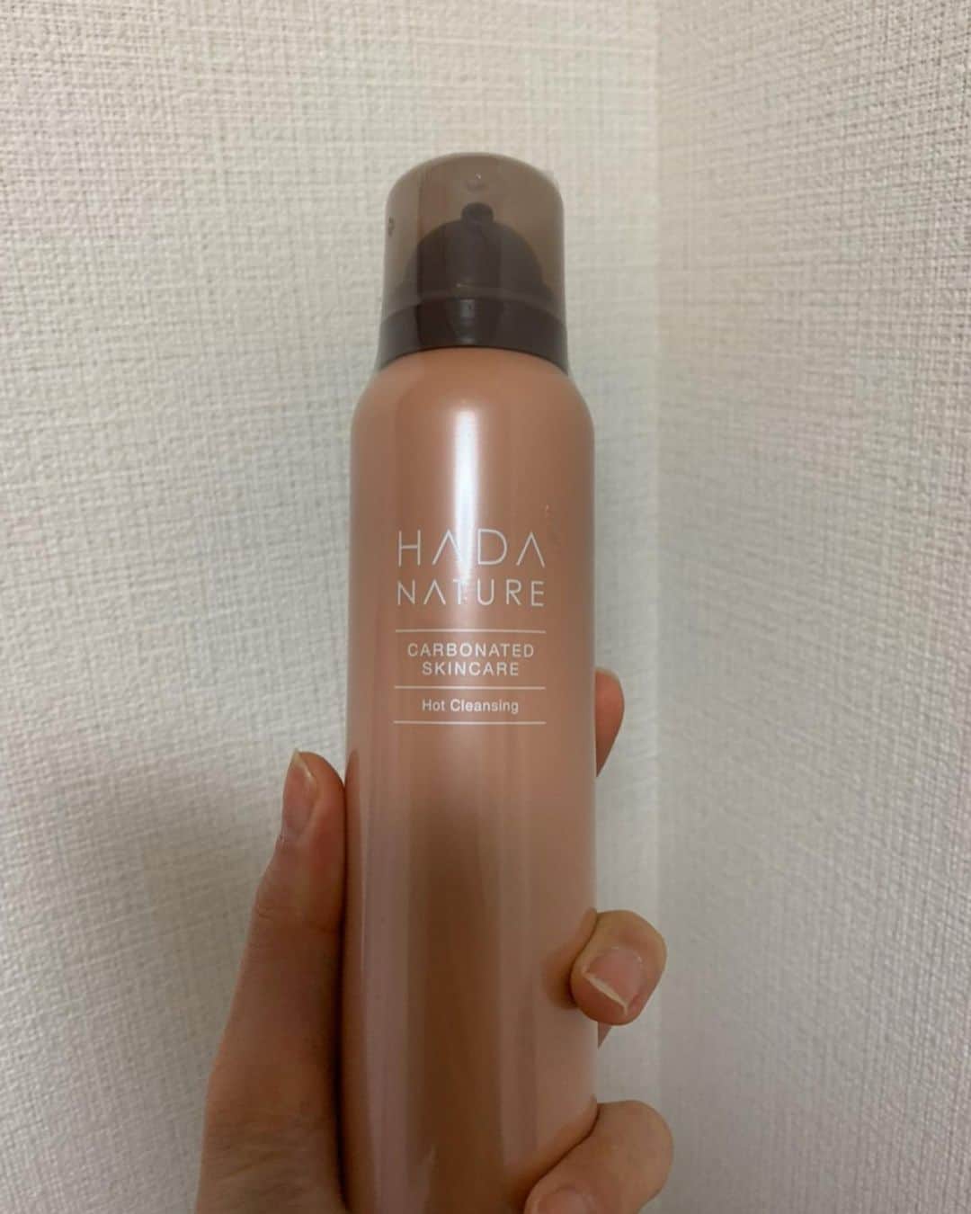 satomiさんのインスタグラム写真 - (satomiInstagram)「すっぴんで失礼します💦💦 * お肌褒められること多いけど秘訣はお肌へ負担をかけないこと‼️ * * 私が使ってるのは一本でクレンジング、洗顔、マッサージ、パックができちゃう肌ナチュール（@hadanature_official）🥰💓 ・ ・ ホットクレンジングだからほんのり暖かくて毛穴が開くからしっかりメイクもオフしてくれるよ💓 洗い上がりはしっとりモチモチ☁️ ・ ・ 旅行とかにも重宝するしオススメ🌟 * * #肌ナチュール  #肌ナチュール炭酸クレンジング  #hadanature  #炭酸クレンジング #美容 #スキンケア  #美容好きな人と繋がりたい  #拡散希望  #クレンジング  #マストアイテム #神アイテム #パケ買い #waqoo  #洗顔 #化粧水 #美容液  #乳液  #美肌 #美肌ケア  #美白 #美白ケア #コスメ  #コスメ好き  #すっぴん #すっぴん美人 #透明感 #旅ジョ #タビジョ  #旅行のマストアイテム @hadanature_official #pr」2月8日 10時26分 - saatoomii47