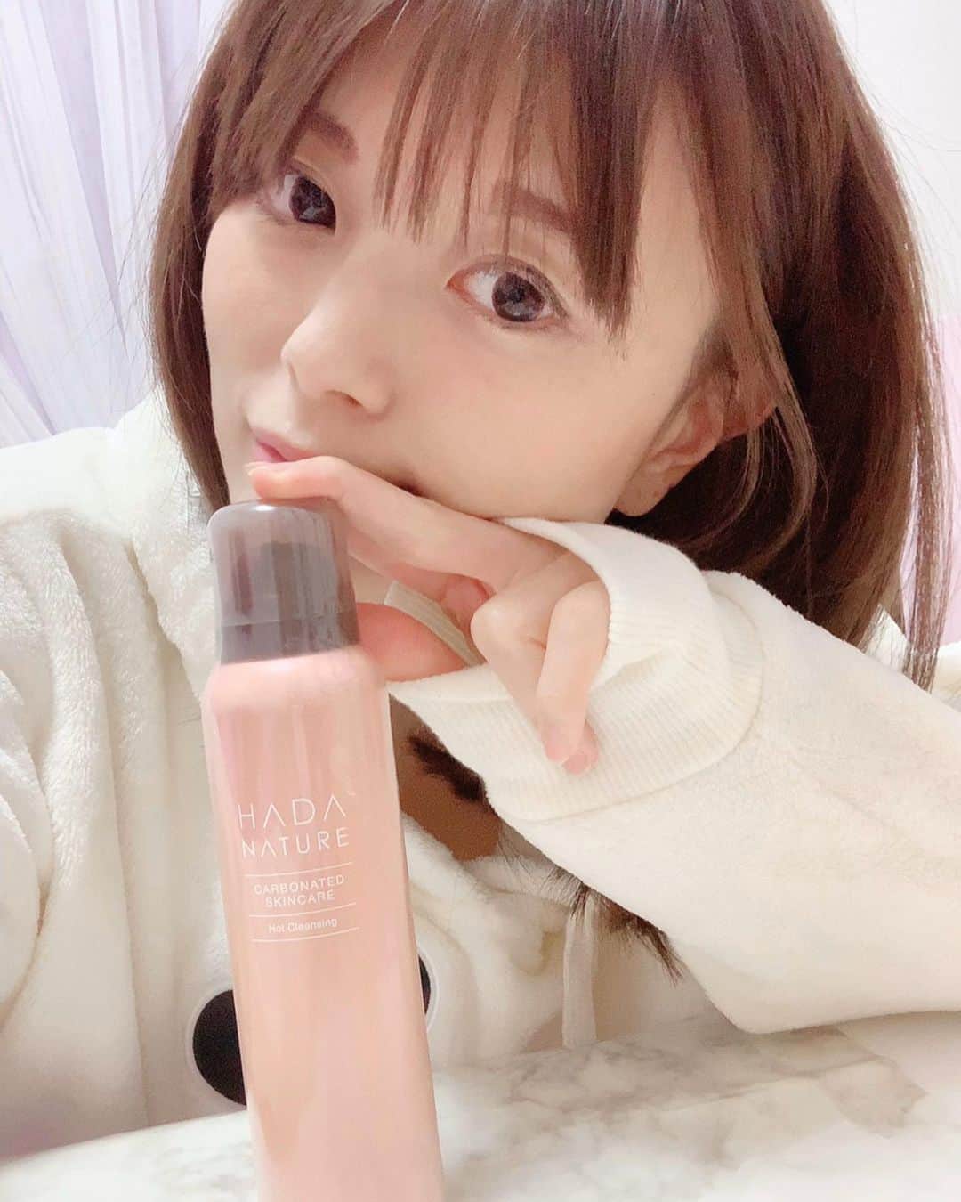 satomiさんのインスタグラム写真 - (satomiInstagram)「すっぴんで失礼します💦💦 * お肌褒められること多いけど秘訣はお肌へ負担をかけないこと‼️ * * 私が使ってるのは一本でクレンジング、洗顔、マッサージ、パックができちゃう肌ナチュール（@hadanature_official）🥰💓 ・ ・ ホットクレンジングだからほんのり暖かくて毛穴が開くからしっかりメイクもオフしてくれるよ💓 洗い上がりはしっとりモチモチ☁️ ・ ・ 旅行とかにも重宝するしオススメ🌟 * * #肌ナチュール  #肌ナチュール炭酸クレンジング  #hadanature  #炭酸クレンジング #美容 #スキンケア  #美容好きな人と繋がりたい  #拡散希望  #クレンジング  #マストアイテム #神アイテム #パケ買い #waqoo  #洗顔 #化粧水 #美容液  #乳液  #美肌 #美肌ケア  #美白 #美白ケア #コスメ  #コスメ好き  #すっぴん #すっぴん美人 #透明感 #旅ジョ #タビジョ  #旅行のマストアイテム @hadanature_official #pr」2月8日 10時26分 - saatoomii47