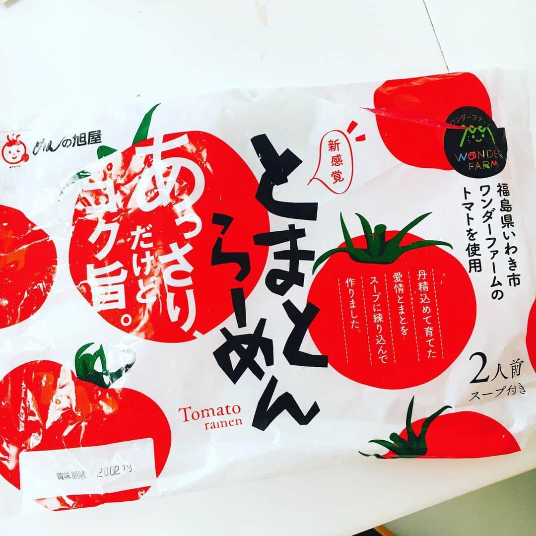 水野愛日さんのインスタグラム写真 - (水野愛日Instagram)「お正月に福島県に行った時、ホテルの売店で｢美味しそう( *´艸`)♡｣と即購入した袋のとまとらーめんを作ってみました！  私の大好きな｢太陽のトマト麺｣みたいな感じかなぁと思ったけど、それよりもあっさりしていて、また違った美味しさ！ また買いたいなー♡  冷蔵庫の残りものでいろいろトッピングしたらカラフルに(*ˊᵕˋ ) チャーシューの代わりにベーコンやウィンナー乗せたり、カマンベールチーズ乗せたり… 最後オリーブオイルも垂らして♡  ボリュームたっぷりの満足ランチになりましたー！  #めんの旭屋  #サンシャイントマト #トマト料理 #トマト好き #トマト好きと繋がりたい #トマトらーめん #とまとらーめん #まなびごはん」2月8日 15時58分 - mizunomanabi