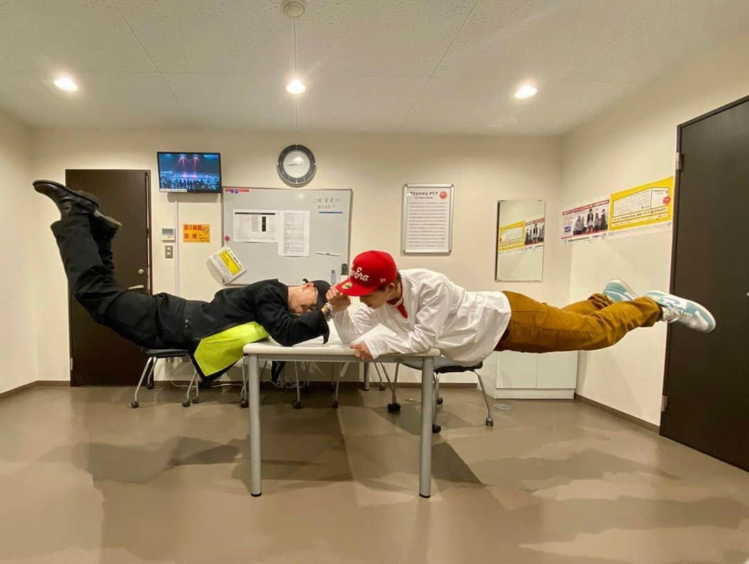 TAKUYA∞さんのインスタグラム写真 - (TAKUYA∞Instagram)「AK69と癖強腕相撲 #UVERworld #TAKUYA∞ #AK69 #癖強 #真似すんな」2月8日 16時00分 - takuya_world_official