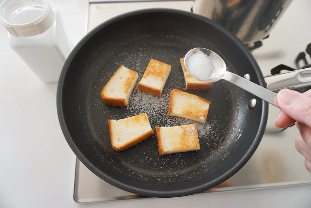 kao. さんのインスタグラム写真 - (kao. Instagram)「2/8  #ドキパン アレンジ  @yuki_00ns ちゃんのドキパン記事を読んで、 お！これアレに似てる♡ と思いアレンジしてみました🍞♩ （写真を撮る時は余計なものをシンク側に寄せた。笑） ・ アレとは。 パン耳で作るラスクのようなもの。 サンドイッチを作って外したパンの耳を バターでカリカリに焼いて 砂糖をまぶして絡めたもの。 パン耳を冷凍しておいて おやつが何にもない時に作ったり。  ①まずはドキパンを焼いてから、 （最初にカットしちゃいましたが） ②砂糖をまぶすと熱で溶けるので、絡めるだけ〜。 バターと砂糖の量はお好みで。 ・ 表面が飴状になってツヤツヤ、カリッとします。 熱しすぎるとカラメルが焦げて苦くなりすぎるので 火加減は様子を見ながら👀  バナナのキャラメリゼの食パン版というか。  ちょっと甘いものがたべたいなって時にいいかもです☕️ ・ 最後の写真は昨日キレイに出た サンキャッチャーの虹。 虹が見えると なんだかしあわせな気持ちになります☺️🌈」2月8日 10時37分 - kao_kurashi