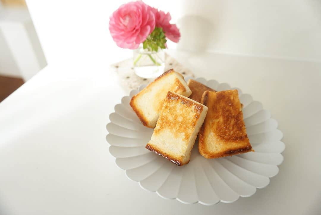 kao. さんのインスタグラム写真 - (kao. Instagram)「2/8  #ドキパン アレンジ  @yuki_00ns ちゃんのドキパン記事を読んで、 お！これアレに似てる♡ と思いアレンジしてみました🍞♩ （写真を撮る時は余計なものをシンク側に寄せた。笑） ・ アレとは。 パン耳で作るラスクのようなもの。 サンドイッチを作って外したパンの耳を バターでカリカリに焼いて 砂糖をまぶして絡めたもの。 パン耳を冷凍しておいて おやつが何にもない時に作ったり。  ①まずはドキパンを焼いてから、 （最初にカットしちゃいましたが） ②砂糖をまぶすと熱で溶けるので、絡めるだけ〜。 バターと砂糖の量はお好みで。 ・ 表面が飴状になってツヤツヤ、カリッとします。 熱しすぎるとカラメルが焦げて苦くなりすぎるので 火加減は様子を見ながら👀  バナナのキャラメリゼの食パン版というか。  ちょっと甘いものがたべたいなって時にいいかもです☕️ ・ 最後の写真は昨日キレイに出た サンキャッチャーの虹。 虹が見えると なんだかしあわせな気持ちになります☺️🌈」2月8日 10時37分 - kao_kurashi