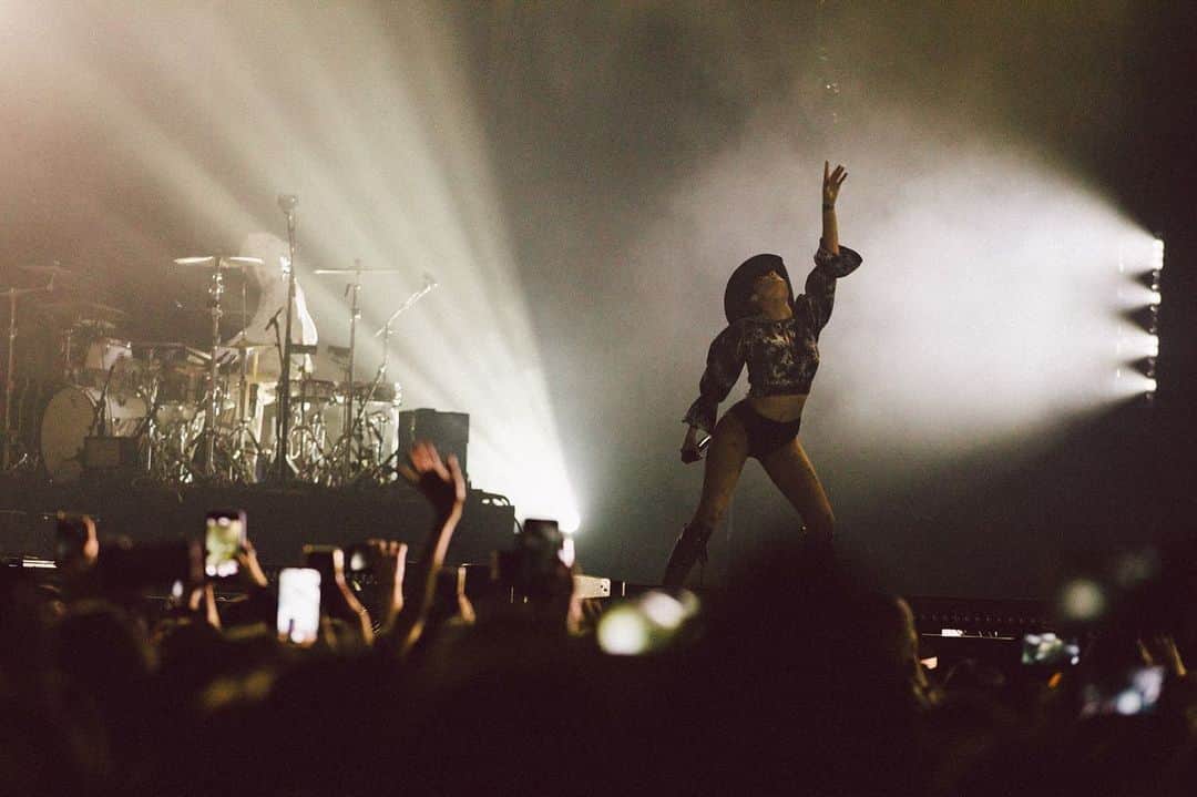 Halseyのインスタグラム：「HEY LOVE MY LIFE! THANKS! manic world tour day TWO. #1,3-9 By @donslens #2 @yasi (I have way too much photo talent on this tour!)」