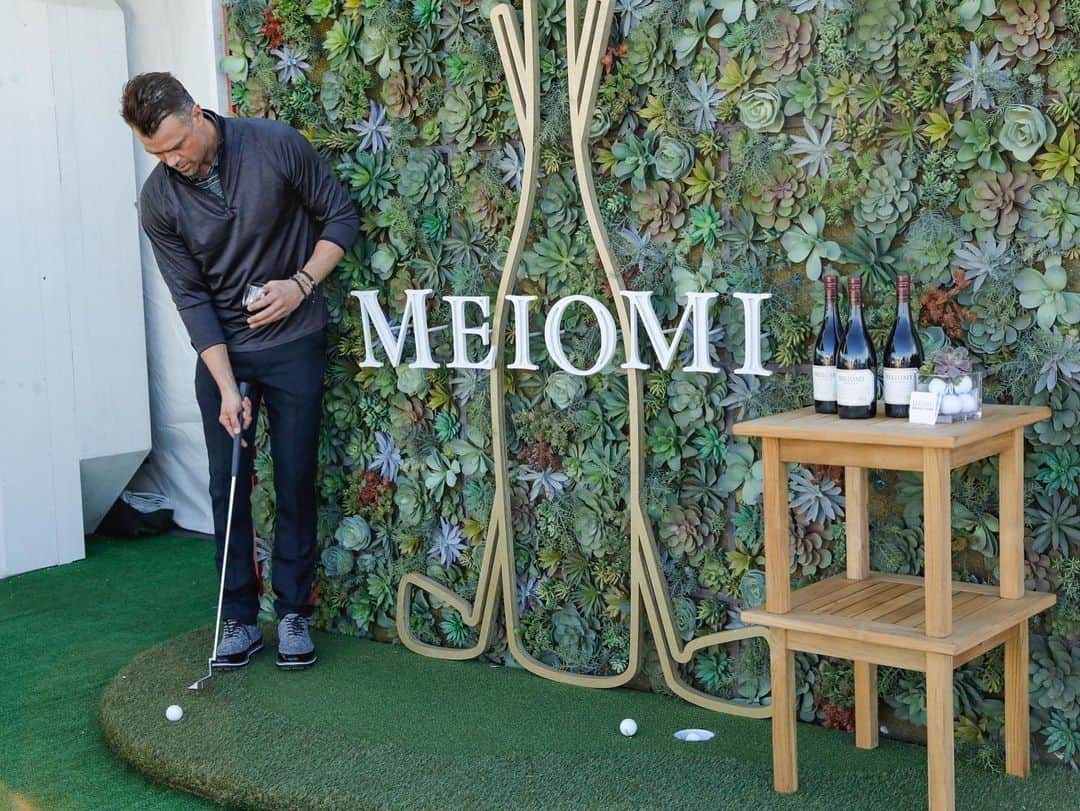 ジョシュ・デュアメルさんのインスタグラム写真 - (ジョシュ・デュアメルInstagram)「My routine at Pebble this year: morning jog, beach tai chi, golf 18 holes, and stop by the @meiomiwines lounge for a glass of Pinot Noir (not necessarily in that order.) #MyMeiomi #MeiomPartner #For21+」2月8日 10時37分 - joshduhamel