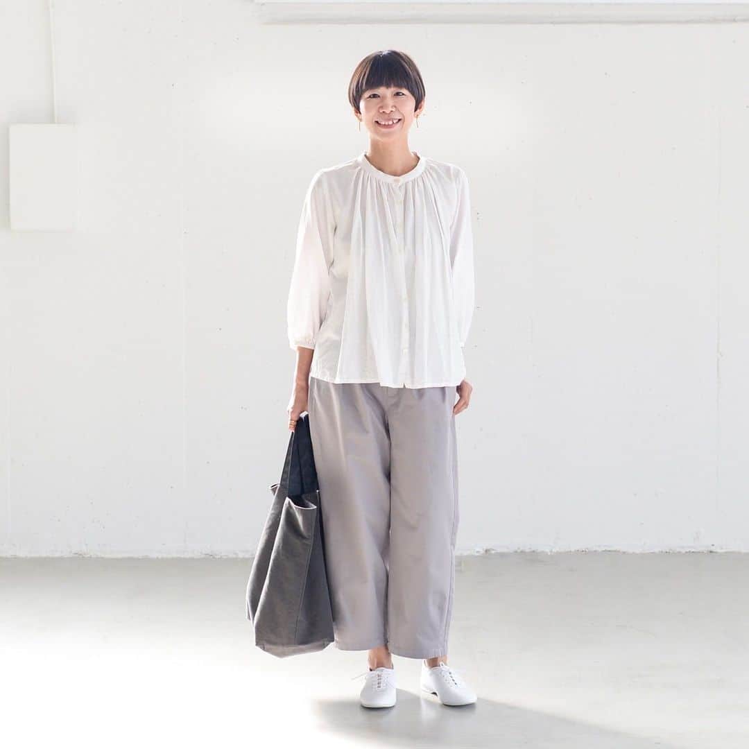 佐藤友子さんのインスタグラム写真 - (佐藤友子Instagram)「今年の「春いちボトムス」はもう少し気温が上がってきたら、わたしもこんな感じで白いギャザーブラウスと合わせたりチュニック丈のシャツと合わせて着たいと思っています。(わたしは身長160cmです)  肌寒い日はこれにスプリングコートを羽織ったりシャツワンピースを羽織ったりしながら着はじめたいなと。 (穿いているのはグレージュのほうです)  まもなく「春いちボトムス」と合わせて楽しんでいただきたいオリジナルの薄手のコートやトップス、仕入れのほうでも靴やサンダル、アクセサリーなど続々とリリースされていきますので、まさにまずは春いちばんに「これは買い！」的な一本かなと思っております✨  着用レビュー特大号には今回動画も含まれてまして、今年の春いちの色やデザインにまつわる想いをわたしも出演しましてチャポいこ級に熱弁しております😅  腰回りの調整の仕方や、裾にはいったダーツの役割なども映像で分かりやすいかもです。  YouTubeの北欧、暮らしの道具店チャンネルでもご覧いただけます。(店員コーデ&レビューという番組です)  よかったらこちらの動画も参考にしてみてくださいね。  #春いちボトムス #秋いちボトムス #北欧暮らしの道具店  #ボトムス#ボトムスコーデ#ファッション#ファッションコーデ」2月8日 10時44分 - tomokosato_hokuohkurashi