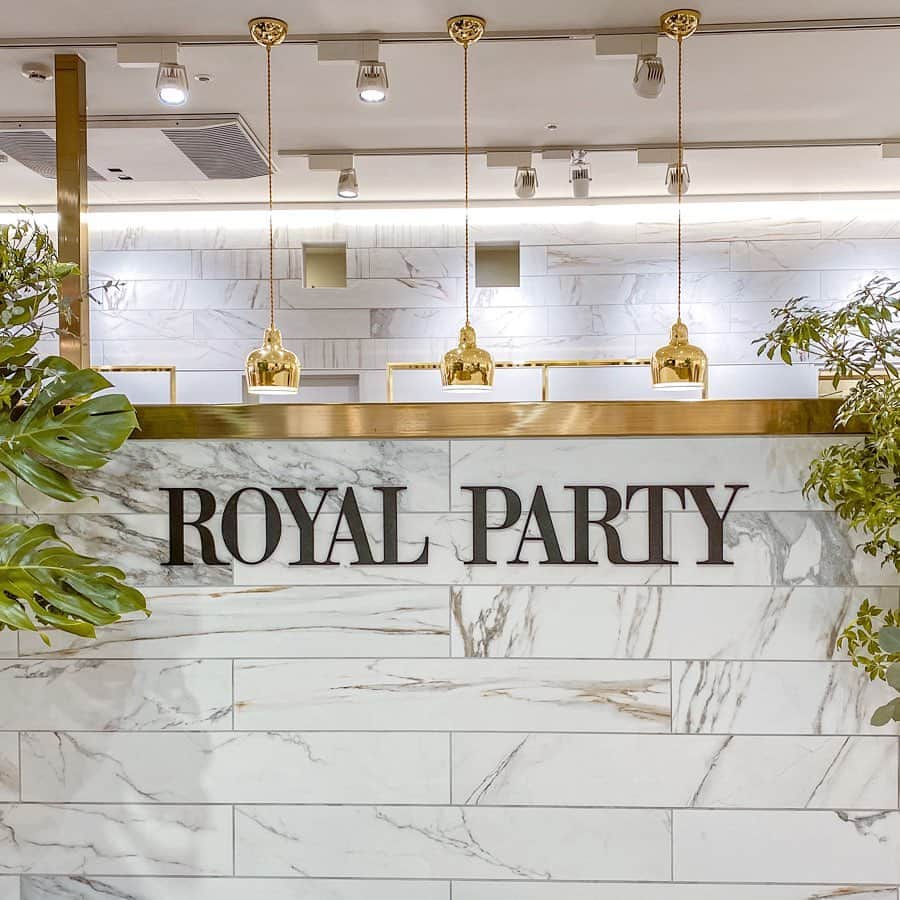 のインスタグラム：「ロイヤルパーティーSHIBUYA109店がリニューアルオープンしたよ🥳🎉﻿ ﻿ @royalparty_official ﻿ ﻿ ﻿ 2/8〜2/16まで、CHIHAのインスタ見たって伝えるとお会計から【20%OFF】になるから、是非クーポン使ってね☺️💓﻿ ﻿ ﻿ ﻿ ﻿ 私が写真で着ているお洋服も春服新作❤️﻿ 写真の靴も、着ている物も、もぅ既にGETしたお気に入り🥳﻿ ﻿ ﻿ ﻿ ﻿ ﻿ P.S﻿ 📺私の年下王子さまで着ていたブラウスが大反響だったと聞きました❤️﻿ みんなお揃いすっごく嬉しいー！﻿ ありがとう😘💓✨✨love﻿ ﻿ ﻿ ﻿ #royalparty #shibuya #shibuya109 #渋谷109 #ロイヤルパーティー　#ootd #春服　#購入品﻿」