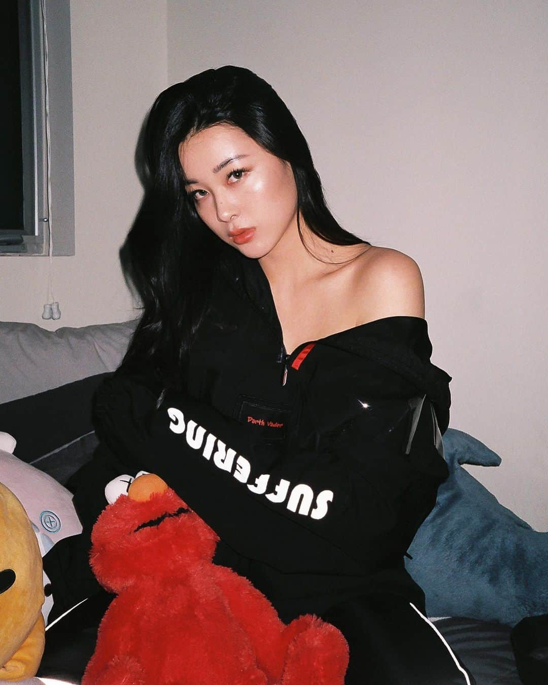 Emily Meiさんのインスタグラム写真 - (Emily MeiInstagram)「I’m the monster under your bed 😈 // if u haven’t seen it yet, check out my new merch ~ link in bio 🤟🏻」2月8日 10時49分 - emily.ghoul