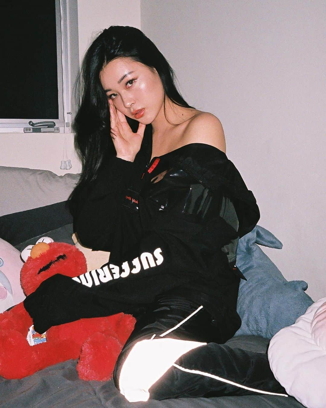 Emily Meiさんのインスタグラム写真 - (Emily MeiInstagram)「I’m the monster under your bed 😈 // if u haven’t seen it yet, check out my new merch ~ link in bio 🤟🏻」2月8日 10時49分 - emily.ghoul