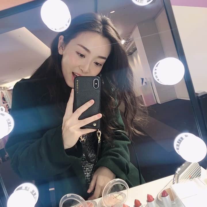 佐々木あさひのインスタグラム：「MACの2020SSの発表会へ行ってきました✨ ブラックのイメージが強いMACから潔いほどにクリアなスケルトンパッケージが発売されます💎 1番気になったハイライトと今日のメイクと合わせるようにマットの桜色をタッチアップして頂いた🥺✨ ダッシュで行ったのですでに顔がテカッてますがw瑞々しい輝きのハイライト！アイシャドウ、リップは限定色の他に定番の人気色がスケルトンパッケージになってるから、MACファンは胸熱だよね😍 . #macトレンドss20 #macラウドアンドクリア #maccosmetics」