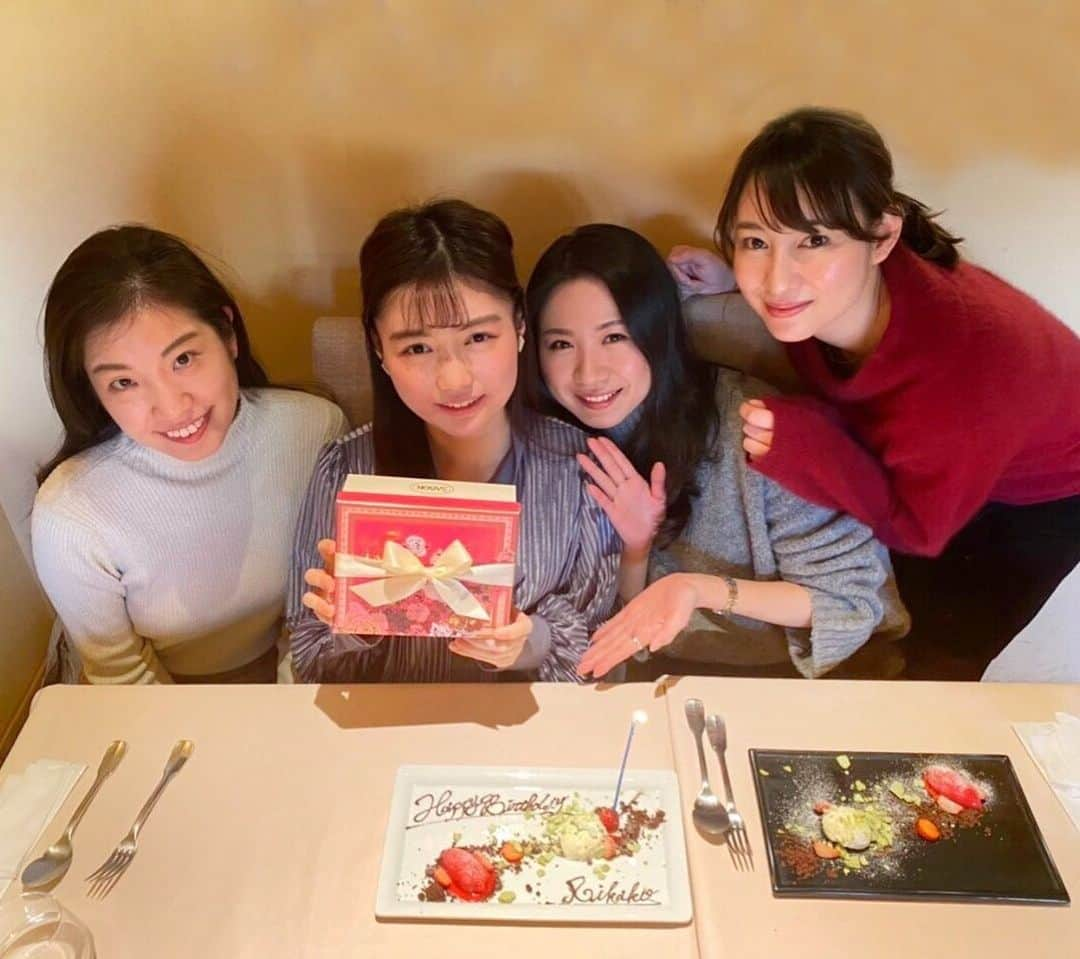 下田奈奈さんのインスタグラム写真 - (下田奈奈Instagram)「*﻿ 仲良し4人で新年会ランチ🥂﻿ ﻿ 中目黒の川沿いにある雰囲気が良くて﻿ 大好きなお店#ラルーナロッサ 🌸﻿ ﻿ りかこちゃんの誕生日祝いもできてよかった🎁﻿ ﻿ この三人はみんな同世代なんだけど 仕事頑張って結果も出してて﻿ プライベートも一生懸命で﻿ くだらない話もできて めっちゃ優しくて 本当に大好きで尊敬してる友達なんだ〜💐﻿ ﻿ 毎回会う度に、自分ももっと頑張らねば。﻿ と思わせてくれるそんな三人💪😤✨﻿ ﻿ ﻿ 二軒目にカフェ行って合計5時間喋り倒した🥳☕️笑﻿ ﻿ ﻿ いつもありがとう〜🌼﻿ ﻿ ﻿ #時差投稿﻿﻿ #誕生日サプライズ」2月8日 11時07分 - shimodanana