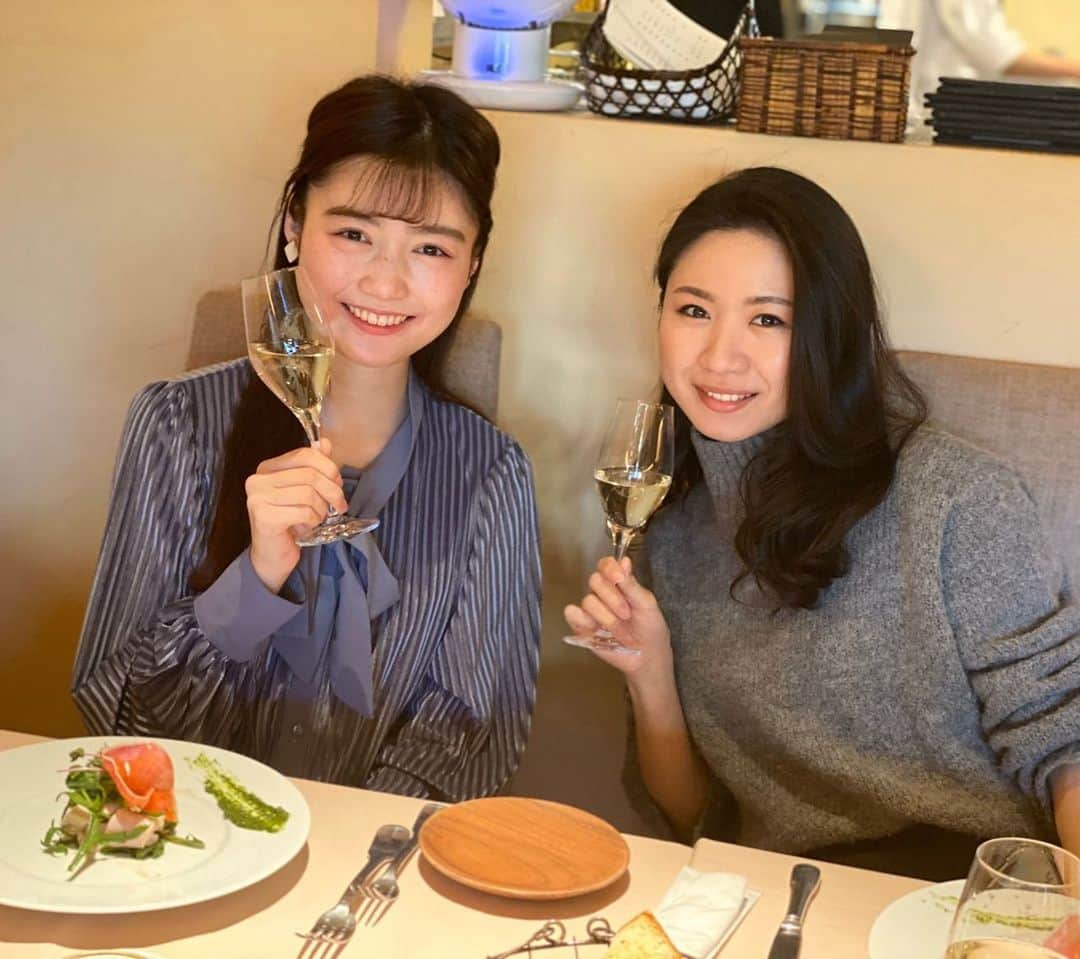 下田奈奈さんのインスタグラム写真 - (下田奈奈Instagram)「*﻿ 仲良し4人で新年会ランチ🥂﻿ ﻿ 中目黒の川沿いにある雰囲気が良くて﻿ 大好きなお店#ラルーナロッサ 🌸﻿ ﻿ りかこちゃんの誕生日祝いもできてよかった🎁﻿ ﻿ この三人はみんな同世代なんだけど 仕事頑張って結果も出してて﻿ プライベートも一生懸命で﻿ くだらない話もできて めっちゃ優しくて 本当に大好きで尊敬してる友達なんだ〜💐﻿ ﻿ 毎回会う度に、自分ももっと頑張らねば。﻿ と思わせてくれるそんな三人💪😤✨﻿ ﻿ ﻿ 二軒目にカフェ行って合計5時間喋り倒した🥳☕️笑﻿ ﻿ ﻿ いつもありがとう〜🌼﻿ ﻿ ﻿ #時差投稿﻿﻿ #誕生日サプライズ」2月8日 11時07分 - shimodanana