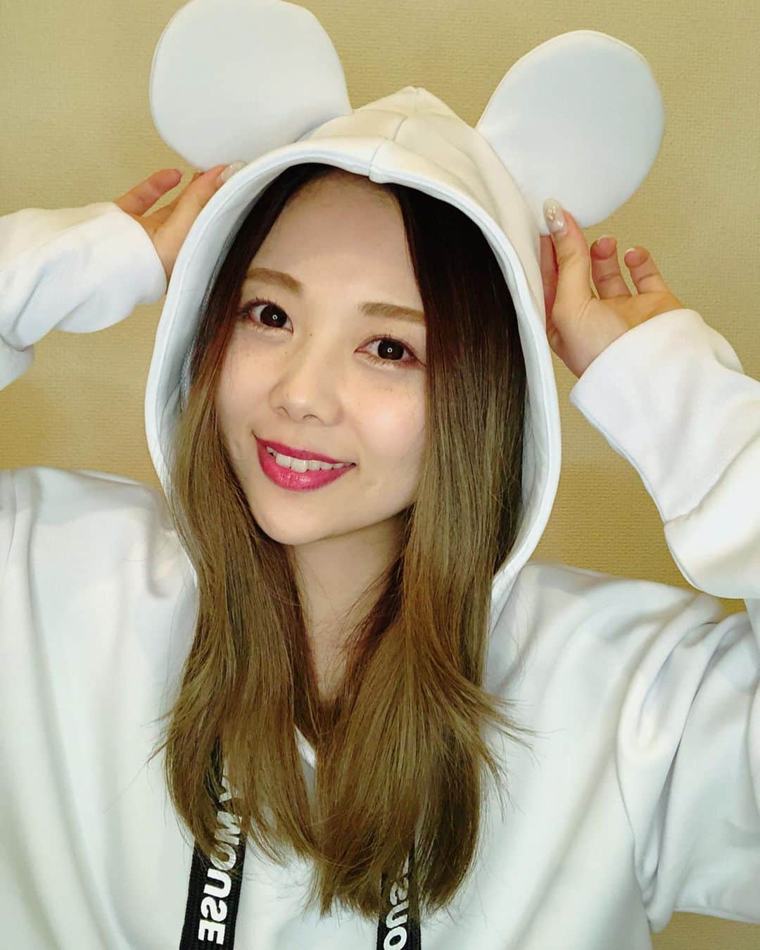 西村季里子のインスタグラム：「・ このパーカー前から欲しくて ついにゲトッた😚🍼🍼🍼 お気に入りすぎて 普通に普段これ着てる（笑） でも白だから汚れるのが怖くて びくびくしてる🥺🤍🤍🤍 気分だけでもディズニー味わえるからおススメ😉 周りの目は気にしないのもおススメ😉 . 今日から青森帰るよ〜〜🍎 今回弾丸なのでバッタバタだけど。 とりあえず雪積もったらしいから ソリするの楽しみ🛷(本気だよ) . #disney#disneyland #land #tokyodisneyland #tokyodisneyresort  #ディズニー#ディズニーランド #ランド#東京ディズニーランド  #お土産#パーカー#ミッキーパーカー #青森#地元#帰省#半分仕事#撮影 #雪#雪遊び#ソリ#かまくら#雪だるま #follow#followｍe」
