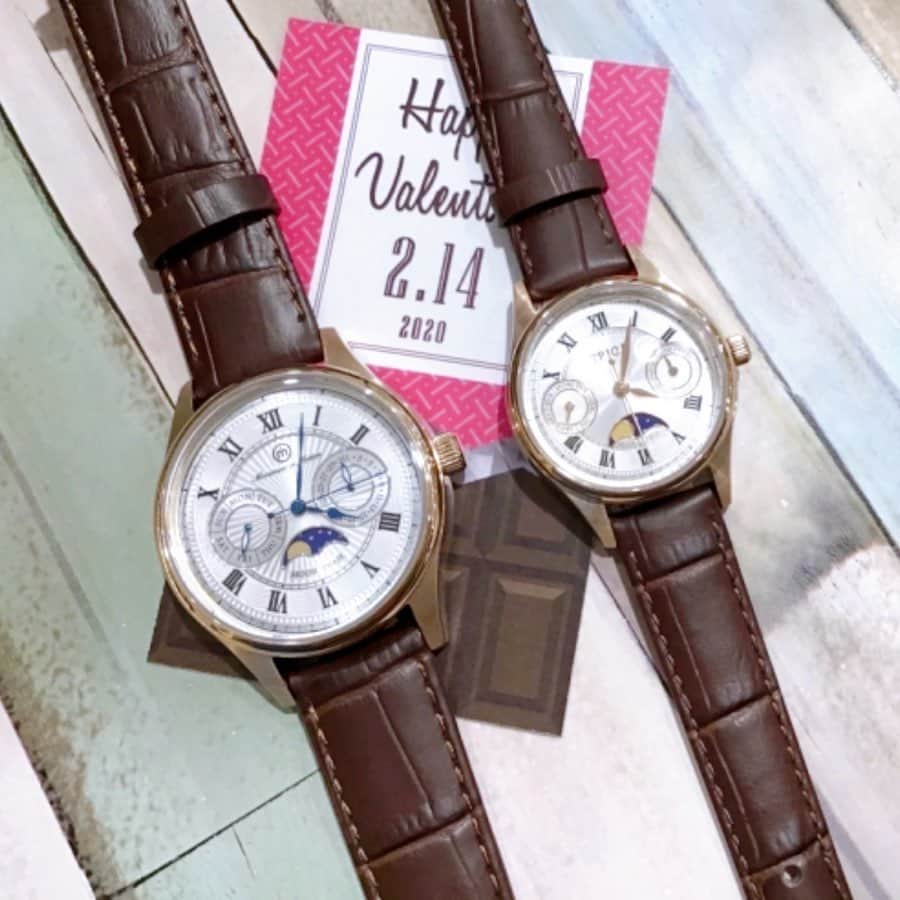 TiCTACさんのインスタグラム写真 - (TiCTACInstagram)「「Movement  in Motion」&「SPICA」各¥18,000+tax  月の満ち欠けがわかるロマンチックなペアモデル。飽きのこないクラシックなデザイン、バレンタインのプレゼントにもおすすめです。 . 二人の記念日にお揃いの腕時計を。一緒の時も離れている時も、いつも身に着ける腕時計が二人の時間を繋ぎます。 #ムーブメントインモーション #スピカ時計　#spicawatch #tictac #watch #時計 #腕時計 #pairwatch  #ペアウォッチ #お揃いの時計  #おそろい #おそろいの時計 #おそろコーデ  #おそろいコーデ  #カップルコーデ #誕生日プレゼント時計  #記念日プレゼント時計 #結婚記念日時計 #二人の記念日時計 #恋に効く腕時計 #腕時計の贈り物 #クリスマスプレゼント時計 #ムーンフェイズ #月齢表示 #時計クリスマスプレゼント #腕時計コーデ #誕生日プレゼント #記念日プレゼント #チックタック恵比寿アトレ店　#チックタックららぽーと沼津店」2月8日 11時17分 - tictac_press