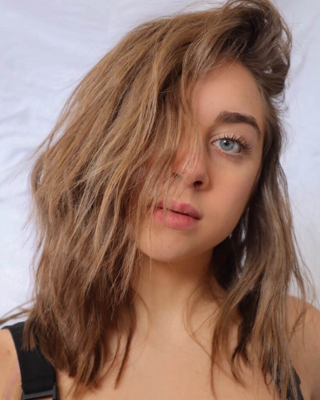 のインスタグラム：「over thinking everything」